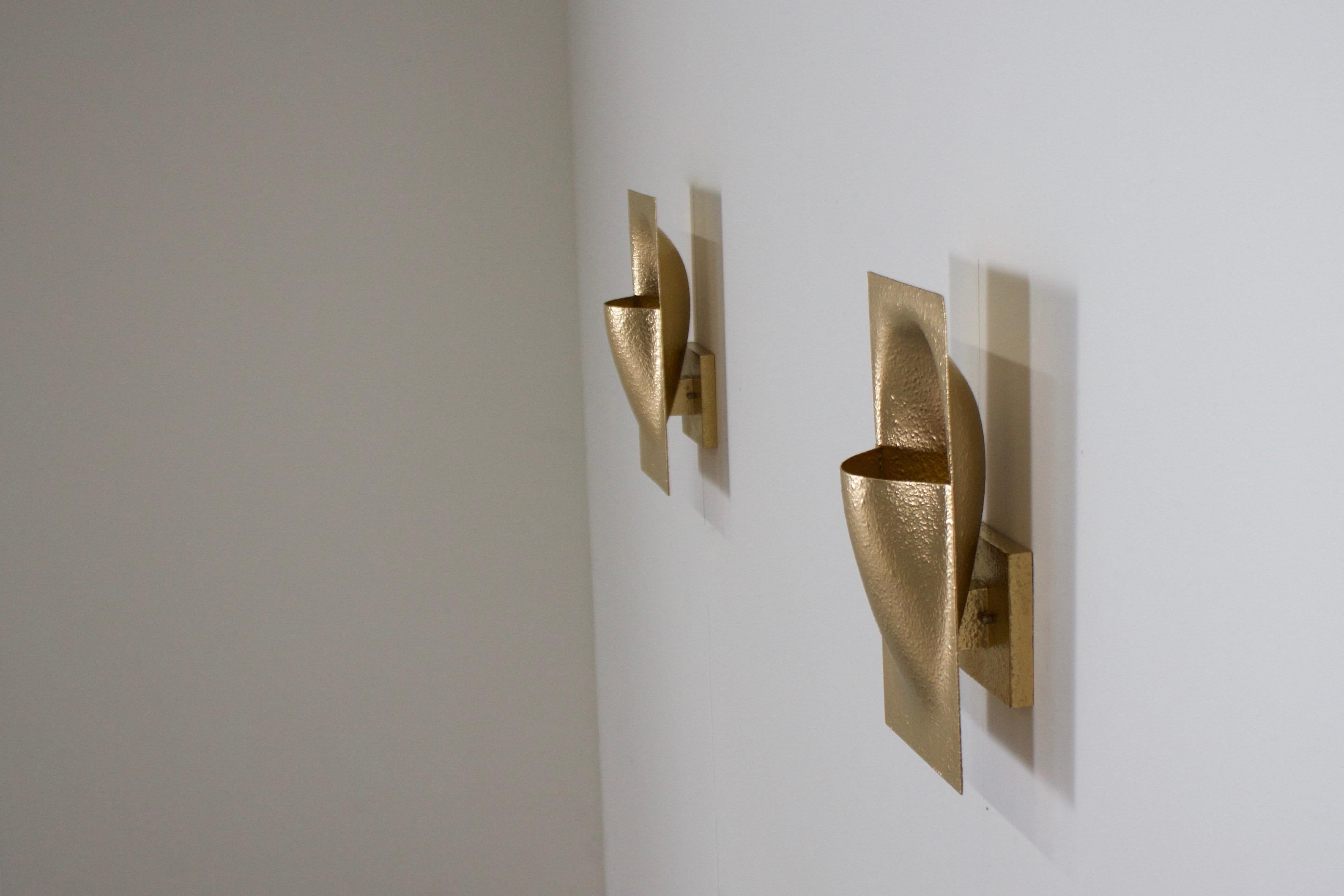 Set of sculptural ‘Balance’ sconces in very good condition.

Designed by the French designer / architect Bertrand Balas and manufactured by RAAK Amsterdam in the 1970s.

The sconces are made from metal (brass) which is sculpted into a beautiful