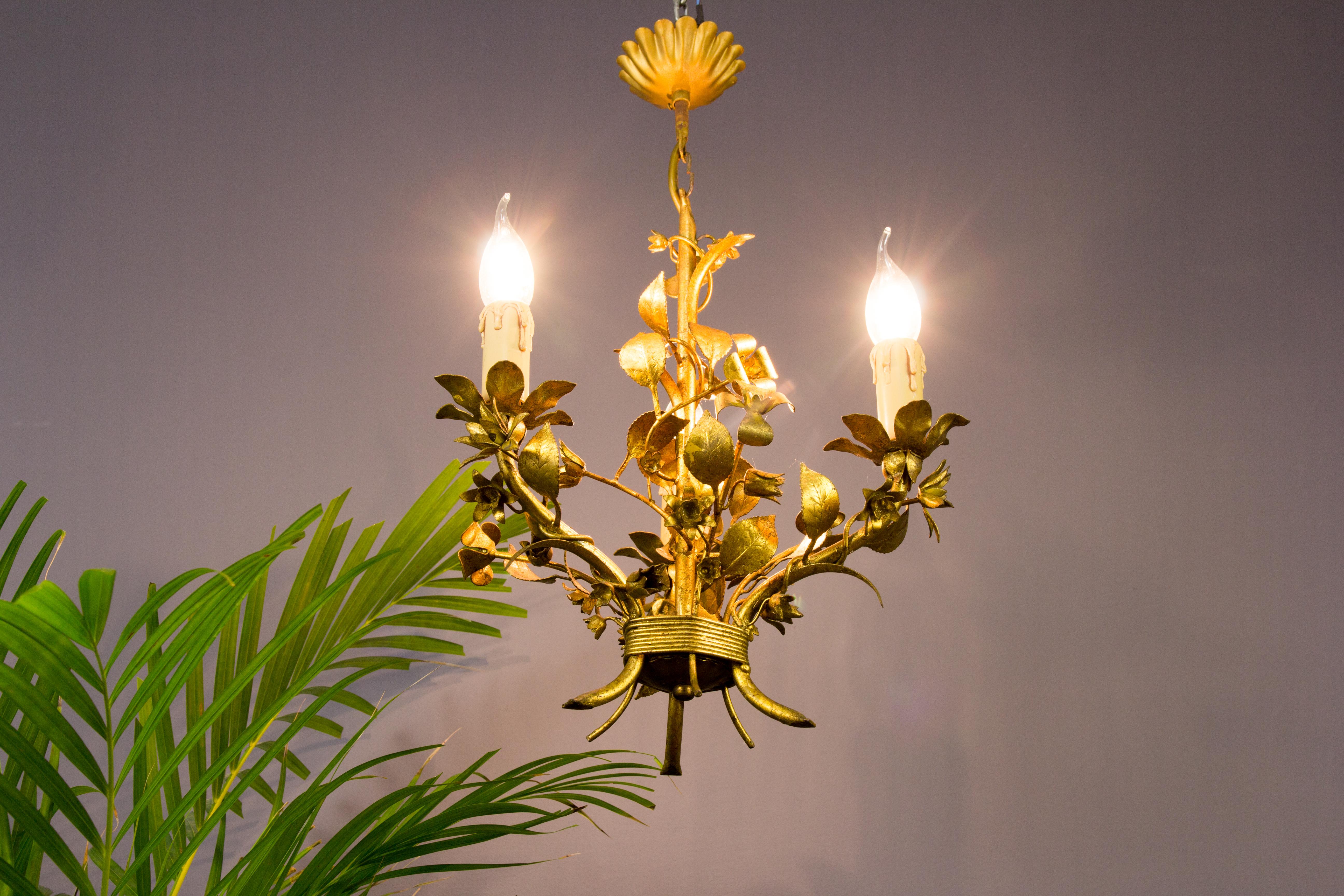 Gold Colored Italian Floral Tole Chandelier, 1950s In Good Condition In Barntrup, DE