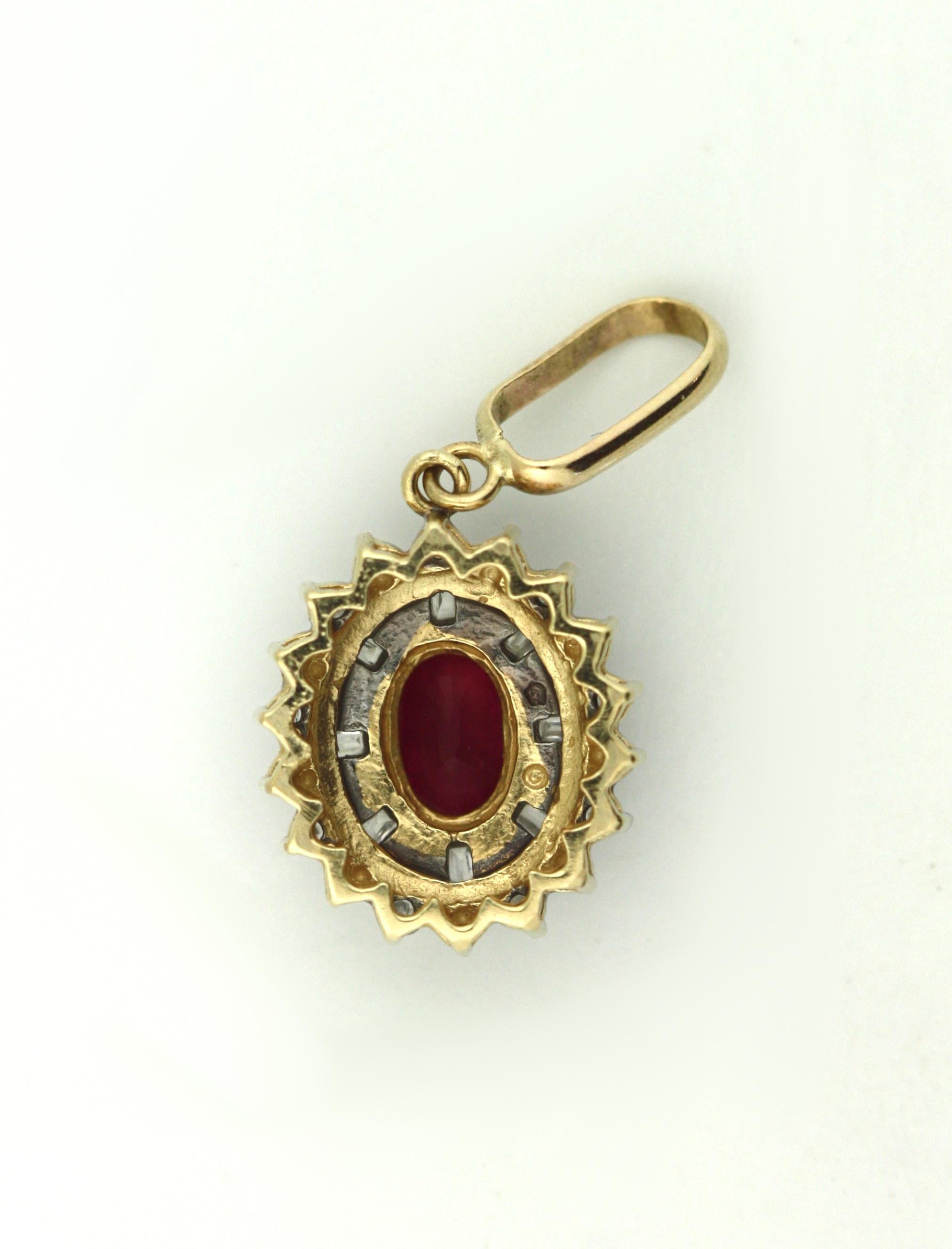 
Pendentif en or, pierre de couleur et diamants
Centré sur un rubis de forme ovale, avec un halo de diamants ronds de taille brillant, diamants ronds de taille brillant d'un poids total d'environ 0,60 carat, or blanc 14 carats.
Poids total 2,8