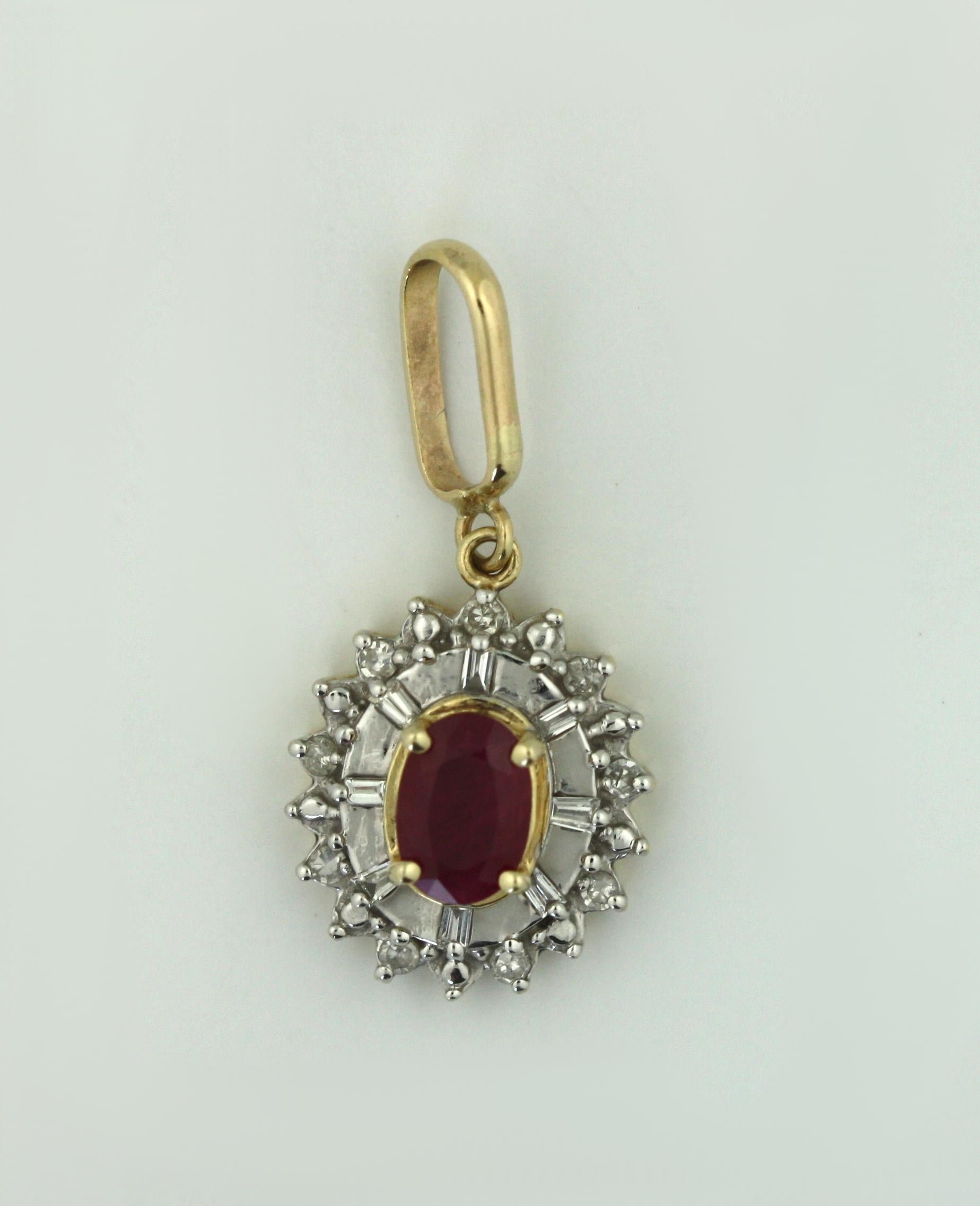 Taille ronde Pendentif en or, pierre de couleur et diamants en vente