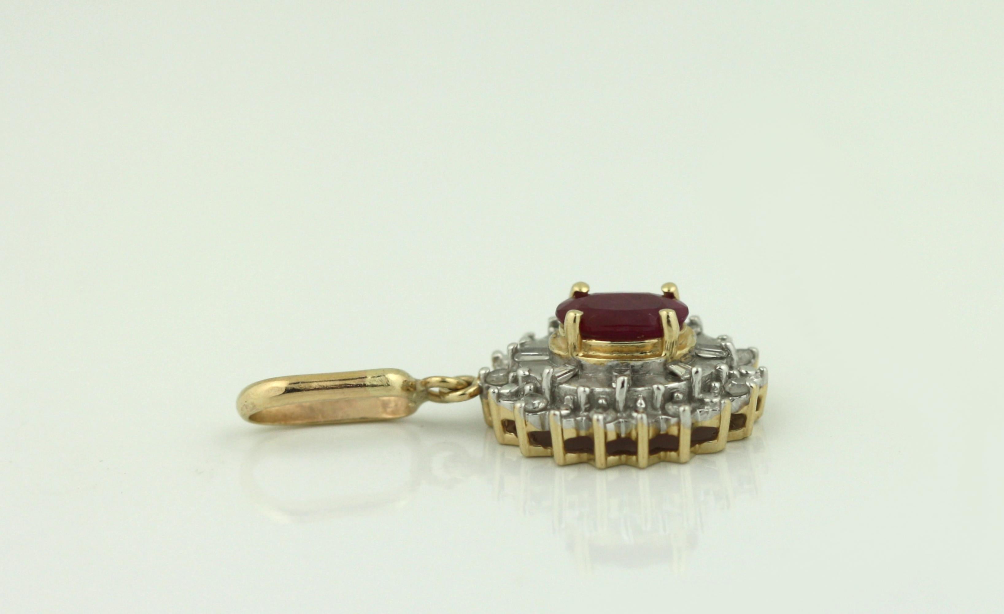 Pendentif en or, pierre de couleur et diamants Bon état - En vente à Palm Beach, FL