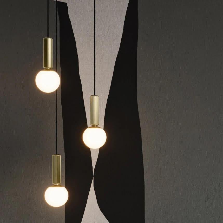 Moderne Lampe suspendue en métal doré, design contemporain. en vente