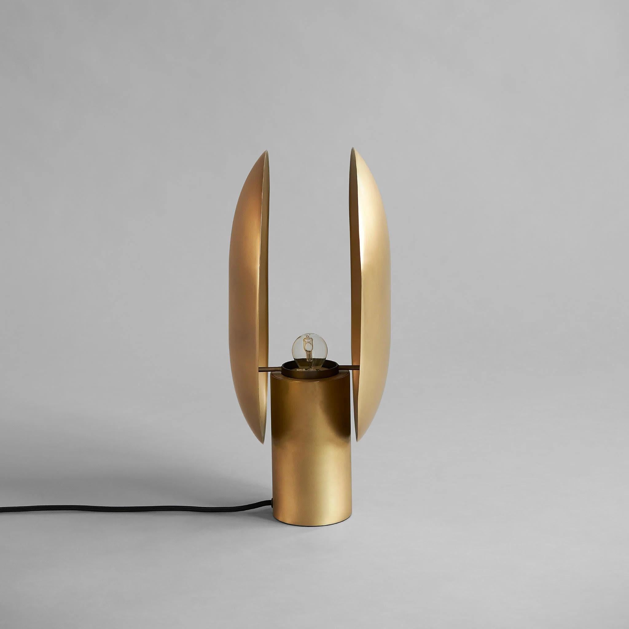Lámpara de mesa dorada de aluminio, obra contemporánea.

Esta lámpara de mesa dorada está inspirada en Japón. La lámpara de mesa está hecha de metal oxidado, chapado y cepillado a mano. 

Color: Oro
Cable: Cable recubierto de tela con interruptor /