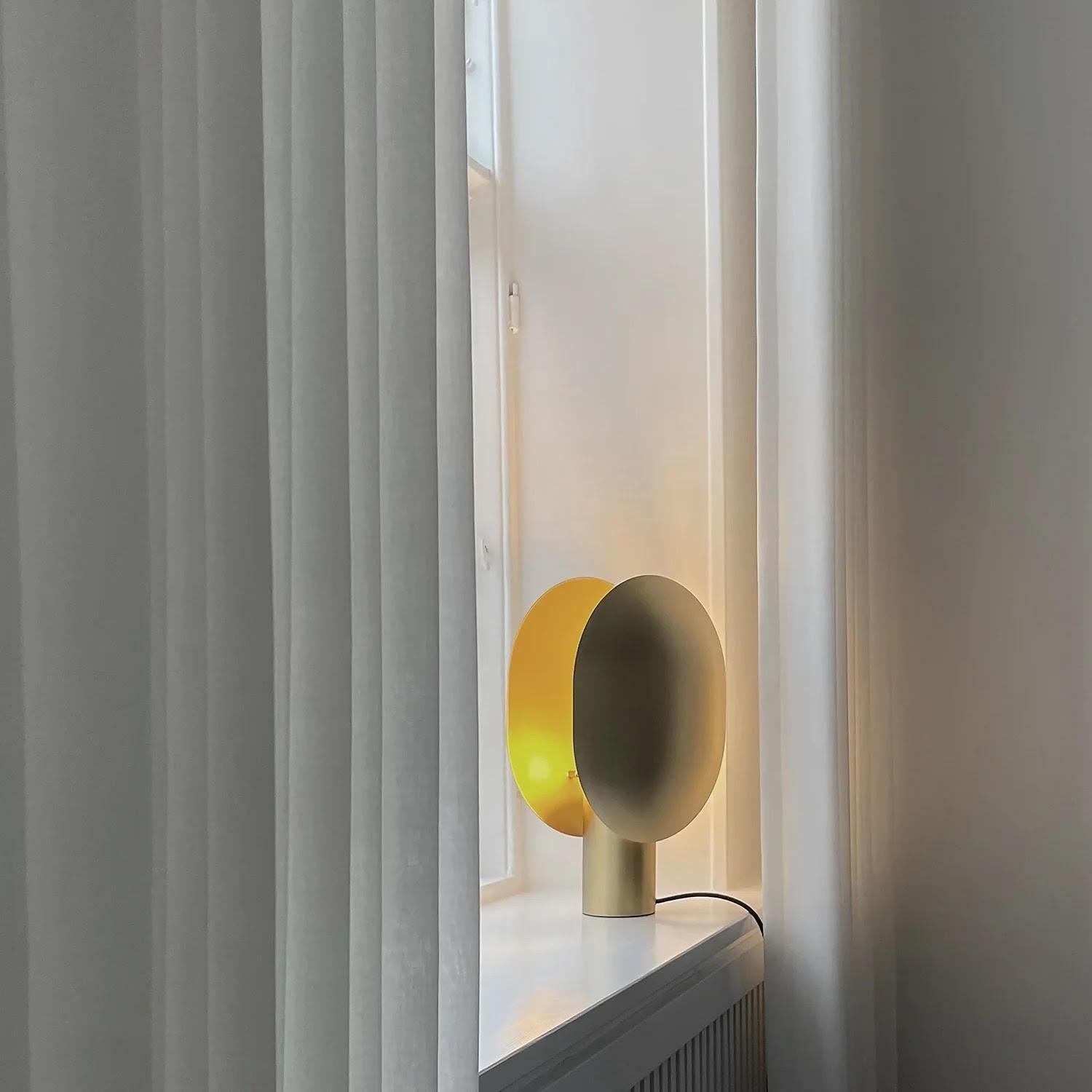 Lámpara de Sobremesa de Aluminio Dorado, Obra Contemporánea. Moderno en venta