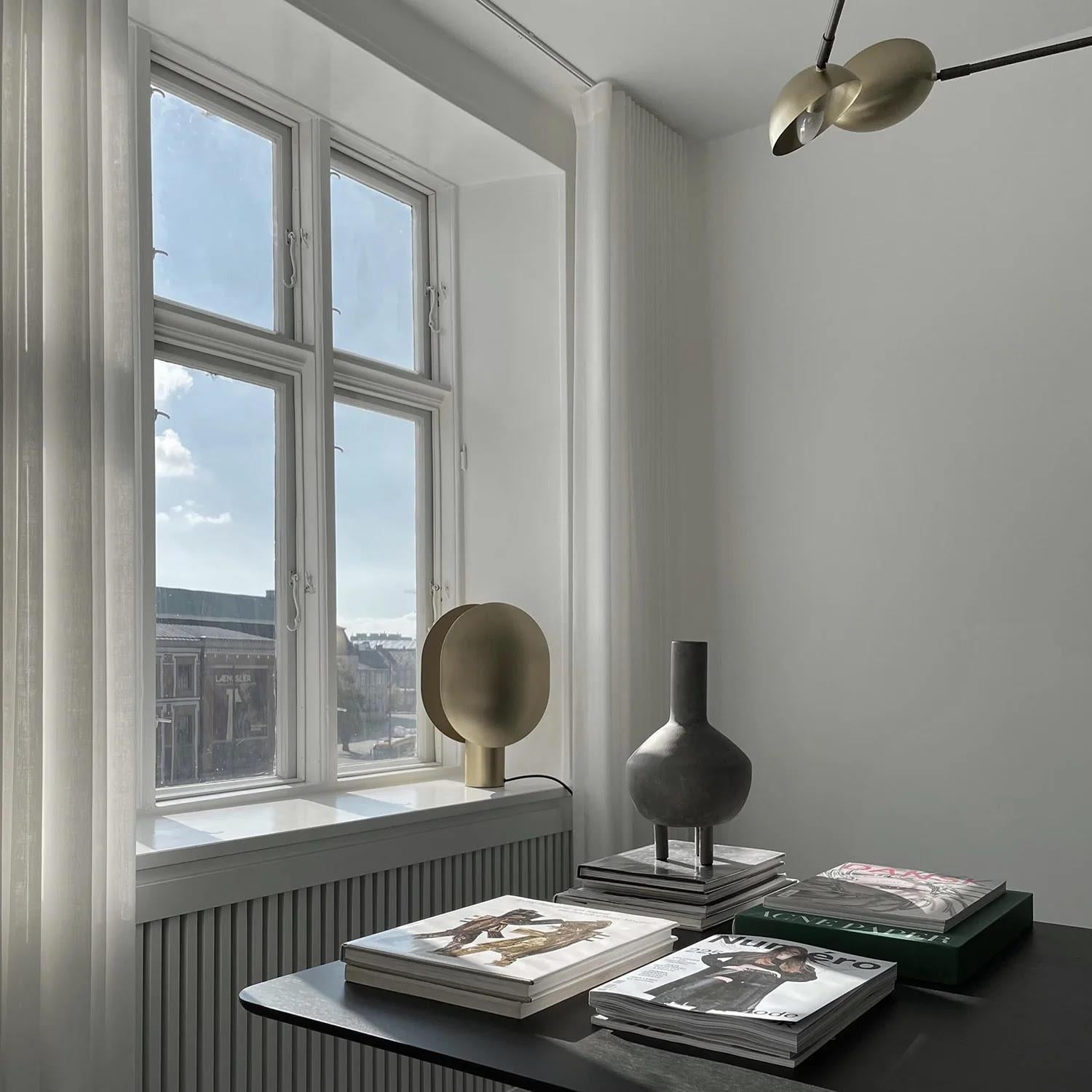 Lámpara de Sobremesa de Aluminio Dorado, Obra Contemporánea. Siglo XXI y contemporáneo en venta