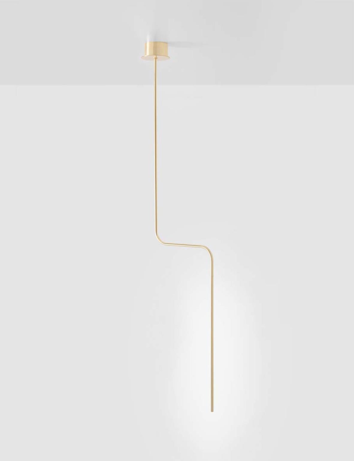 Sem Gold collection, ceiling lamp in polished or fine brushed tubular brass with double joint. Different sizes and compositions : H 110/125/155/175 cm.
Horizontal single arm length 20 cm.
Lamp type LED 6W - 3000°K Voltage 220-240 V 50-60 HZ COS