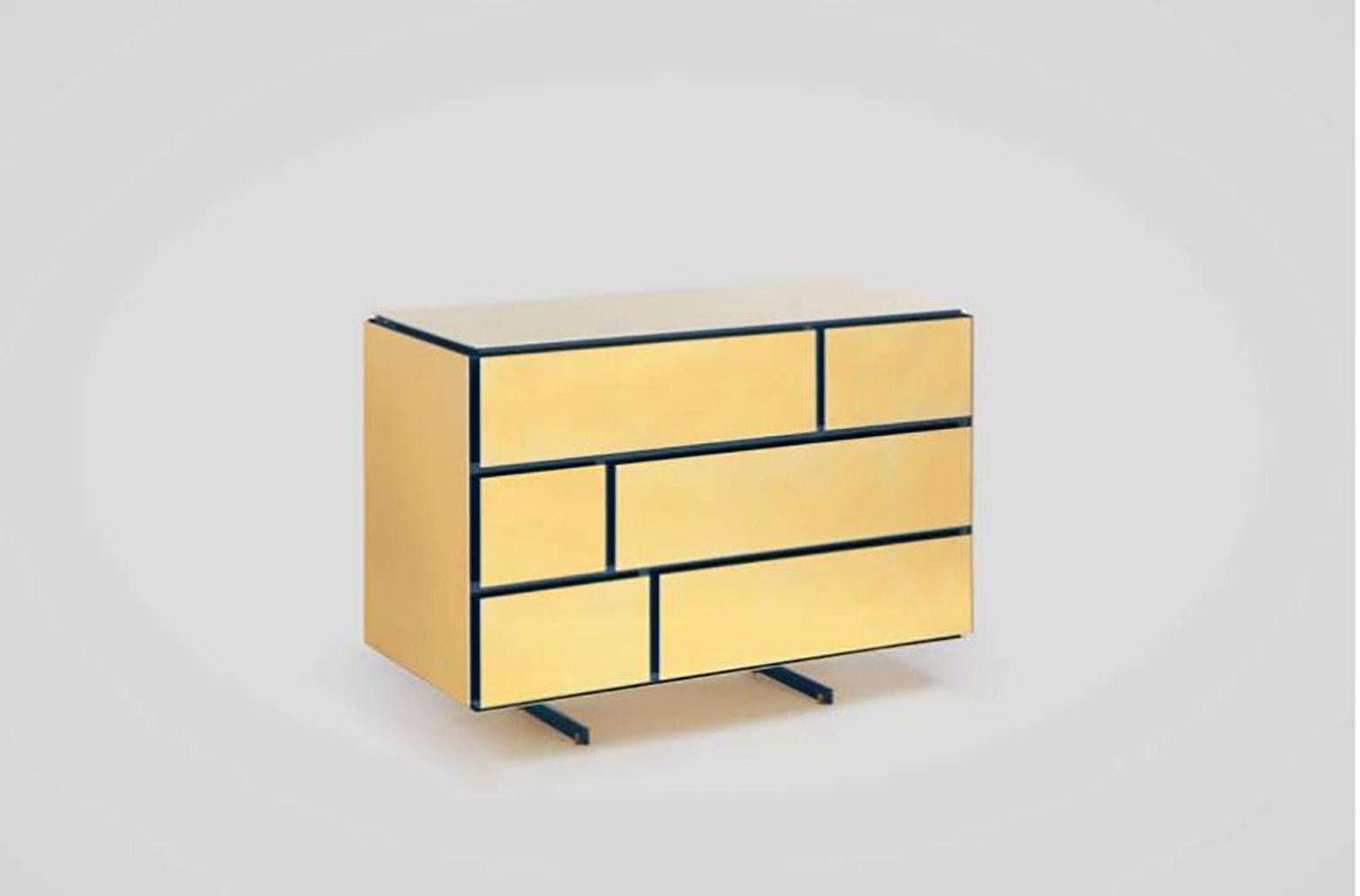 Collezione SEM Gold, cassettiera a sei cassetti. Struttura in legno laccato Verdemare, finitura lucida. Fodera dei cassetti in velluto di mohair ocra. Sono disponibili altre varianti di colore. Guscio esterno in oro giallo lucido a 24 carati
