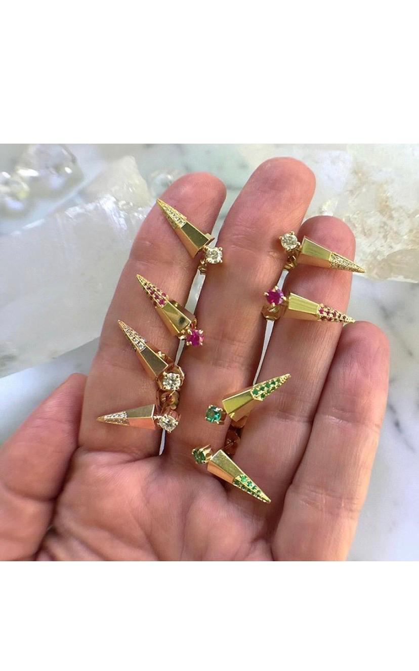 Gold Contemporary Earrings with Emeralds In Excellent Condition For Sale In Los Angeles, CA