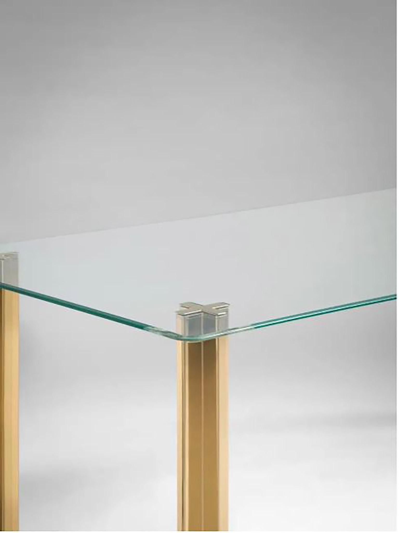Zeitgenössischer rechteckiger Tisch aus Gold mit Glasplatte und vergoldeten Aluminiumbeinen (Moderne) im Angebot