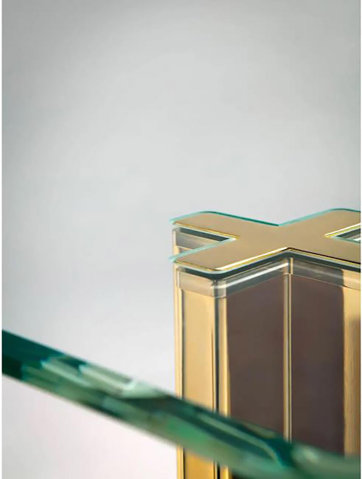 Gold Zeitgenössischer rechteckiger Tisch:: Glasplatte und vergoldete Aluminiumbeine (Italienisch) im Angebot