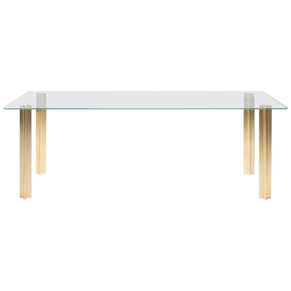 Table rectangulaire contemporaine en or:: plateau en verre et pieds en aluminium plaqué or en vente