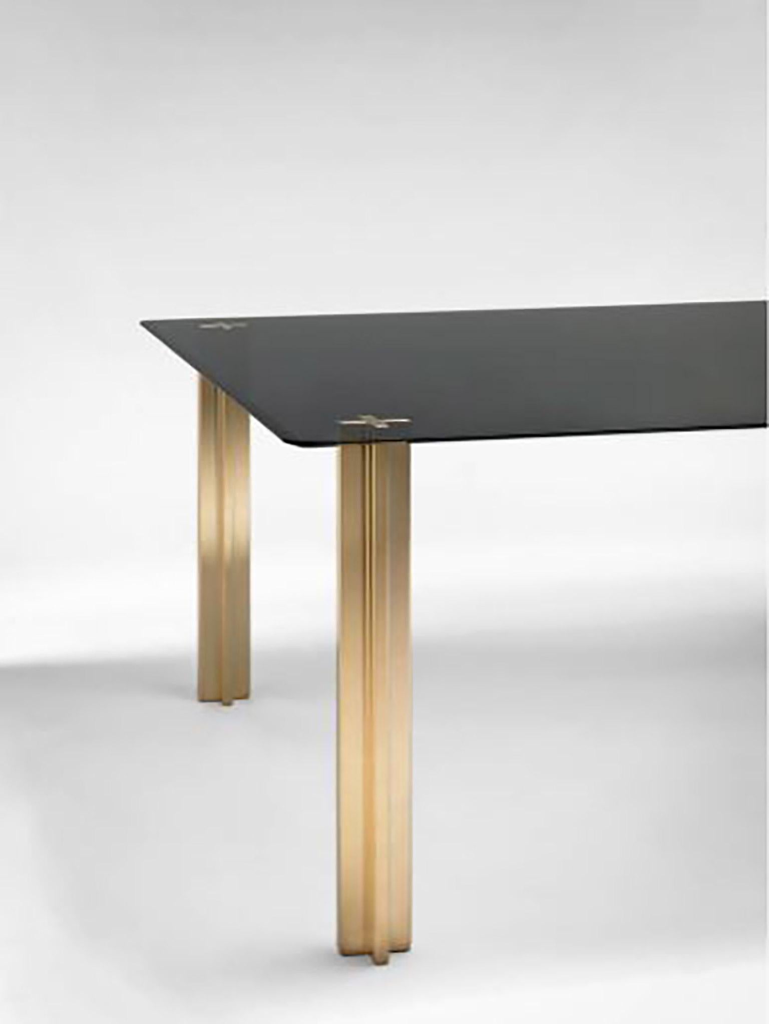Moderne Table carrée contemporaine dorée:: plateau en verre et pieds en aluminium plaqué or en vente