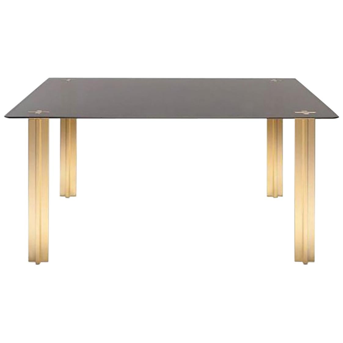 Table carrée contemporaine dorée:: plateau en verre et pieds en aluminium plaqué or en vente