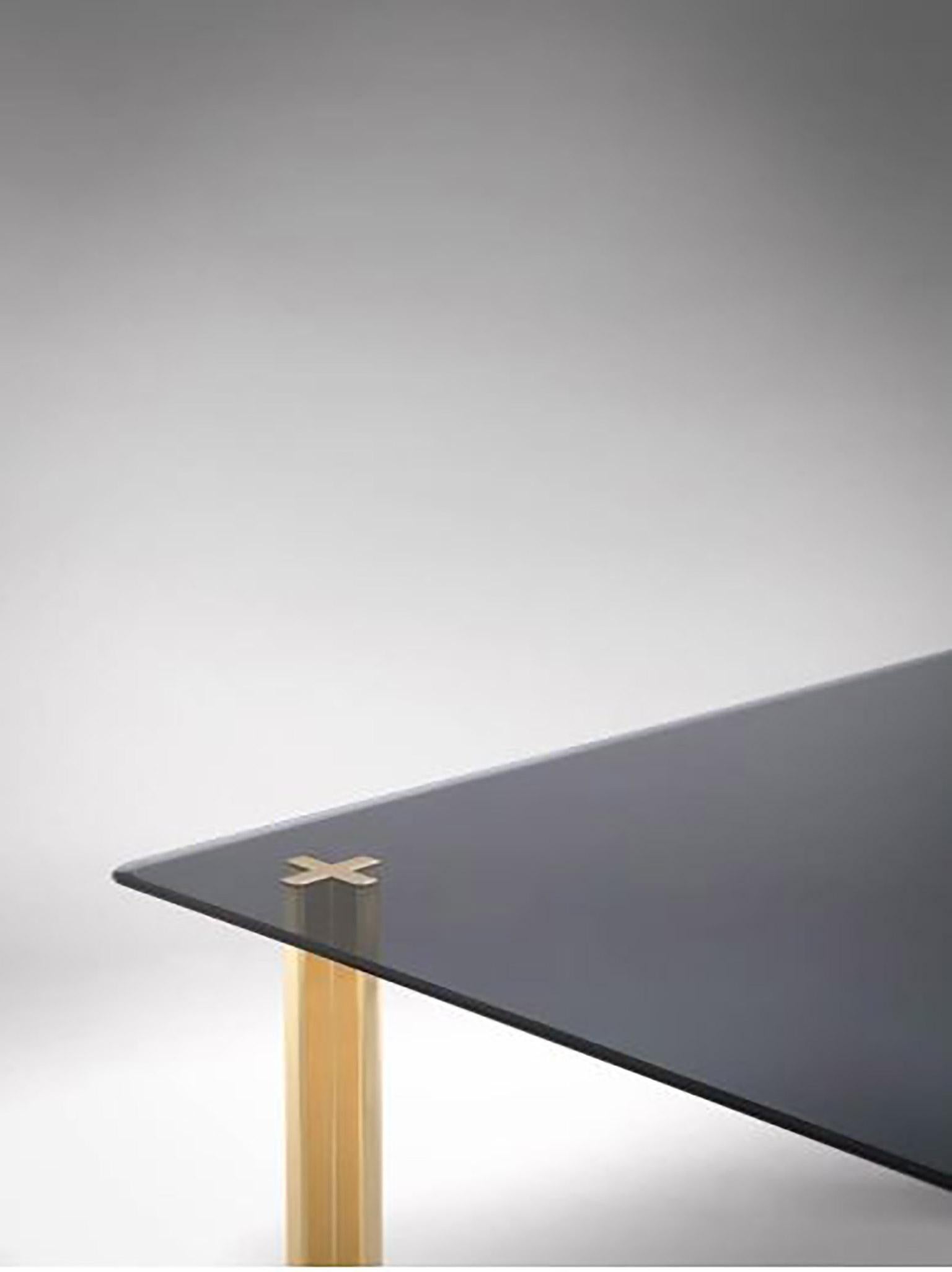 Zeitgenössischer quadratischer Tisch aus Gold mit Rauchglasplatte und vergoldeten Aluminiumbeinen (Italienisch) im Angebot