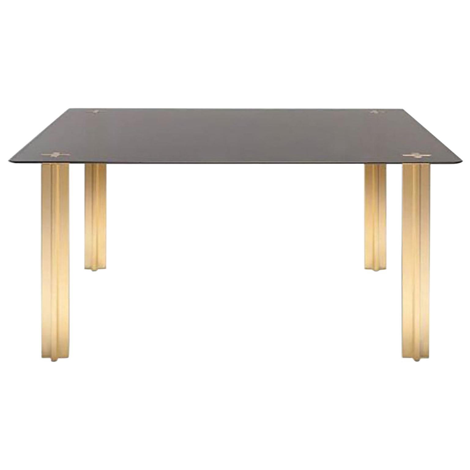 Table carrée contemporaine dorée:: plateau en verre fumé et pieds en aluminium plaqué or en vente