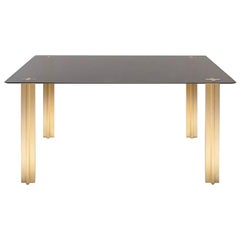 Table carrée contemporaine dorée:: plateau en verre fumé et pieds en aluminium plaqué or