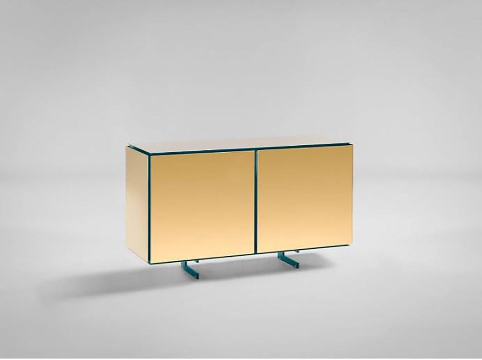 SEM Gold Kollektion, zweitüriges Sideboard. Struktur aus lackiertem Verdemare-Holz, glänzende Oberfläche. Weitere Farbvarianten verfügbar. Außenschale aus polierter 24-karätiger Gelbvergoldung in Kombination mit ultra-reflektierendem Stahl. Die