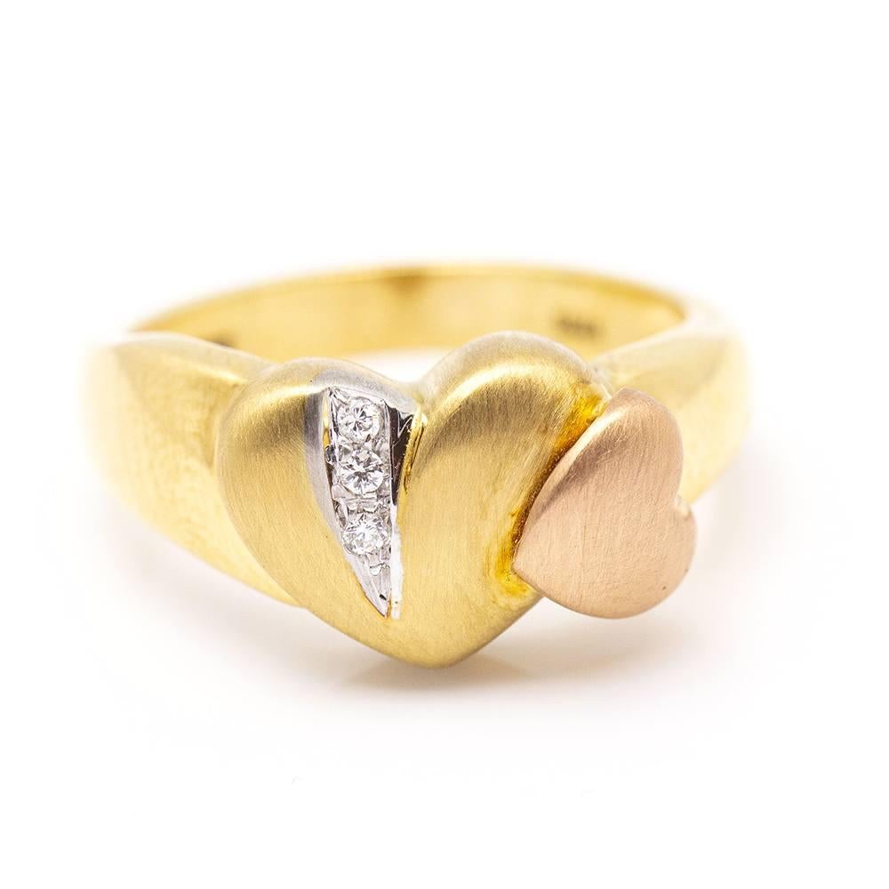 Goldring mit Diamanten für Frauen  3x Diamanten im Brillantschliff mit einem Gesamtgewicht von ca. 0,03ct. in H/VS Qualität  Größe 15  Gelbgold, Roségold und 18kt Weißgold  6,38 Gramm.  Dieser Ring ist in ausgezeichnetem Zustand ohne sichtbare