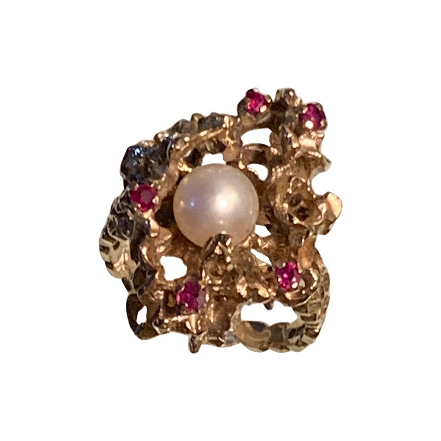 Anello da cocktail in oro con design di corallo, perle e rubini in vendita