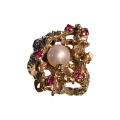 Anello da cocktail in oro con design di corallo, perle e rubini