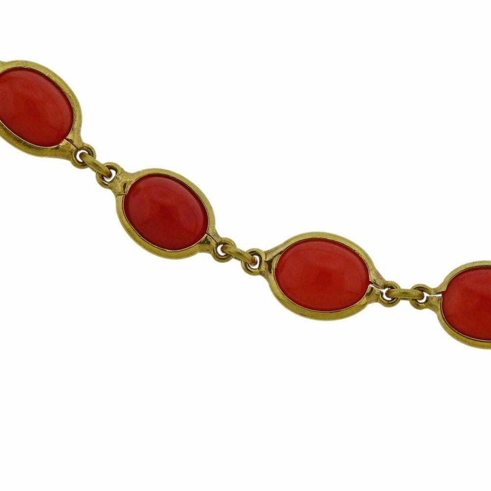 Collana in oro 18k con gemme di corallo. La collana è lunga 17 pollici e larga 7 mm. Marcato 750. Peso 19 grammi.