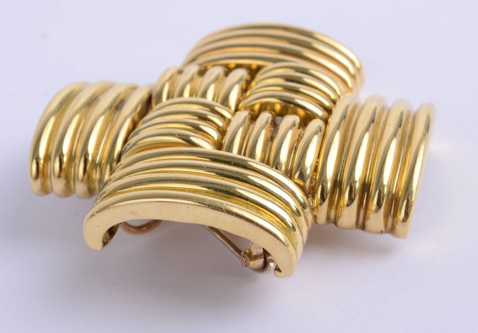 This ribbed, crisscross is both a pendant and a brooch. The ribbed bands of gold give it a nice reflectivity. The interior placement of the smaller bars creates an effective woven effect. Measurements are  1 13/16