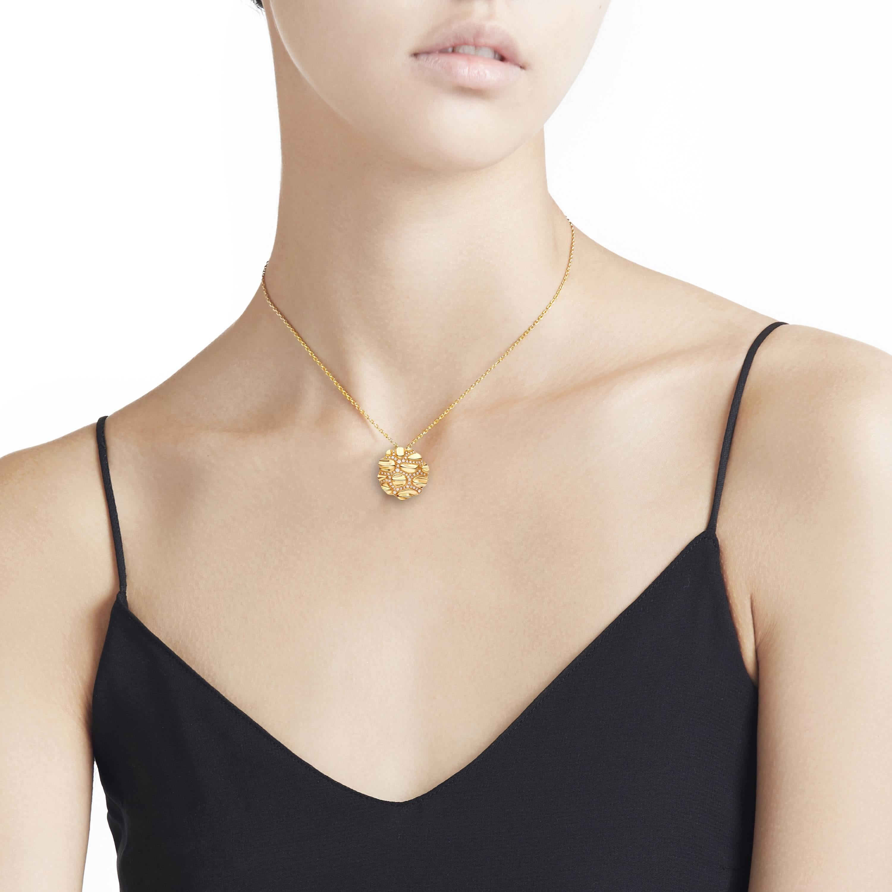 Contemporary 18 Carat yellow Gold Croco Button Diamond Necklace For Sale