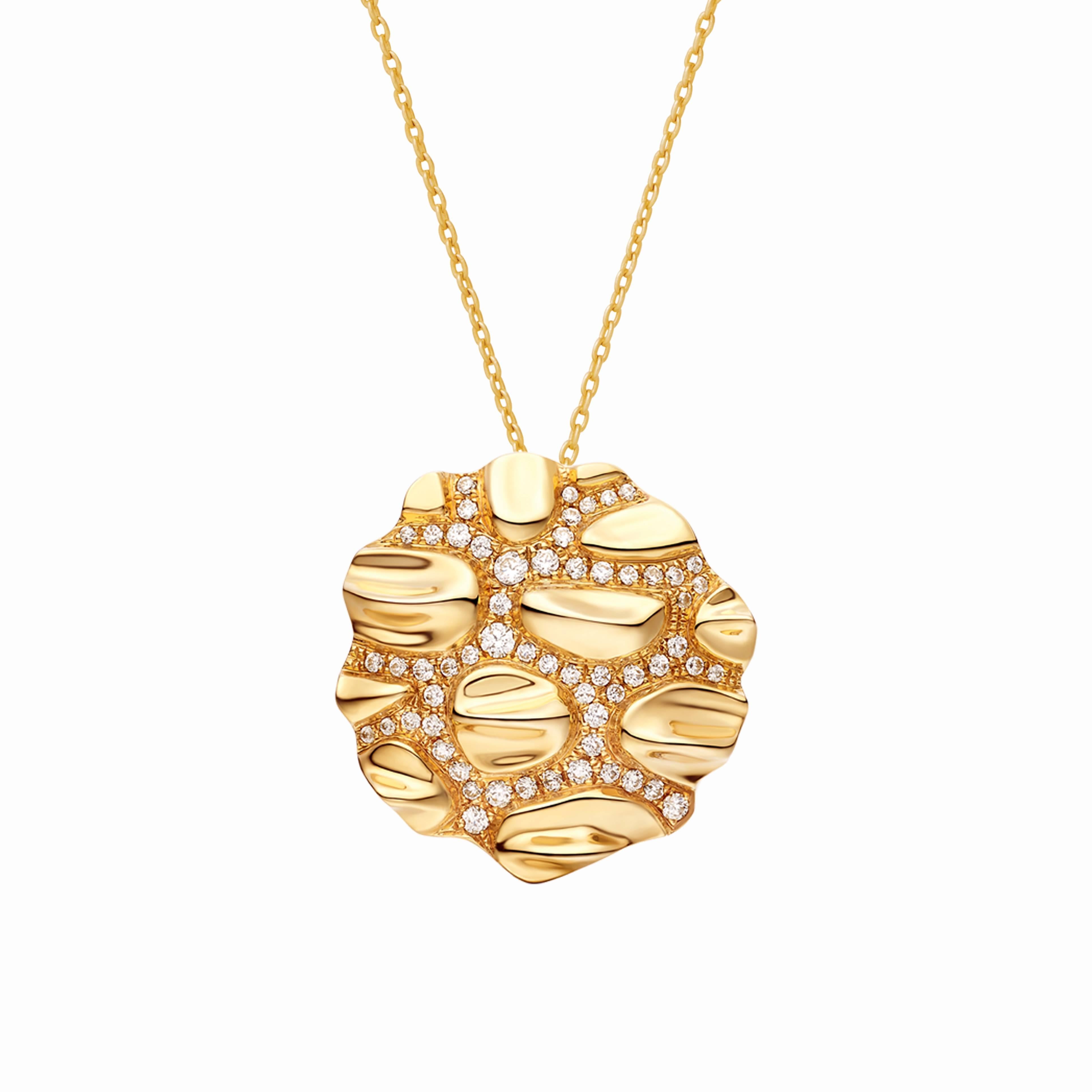 18 Carat yellow Gold Croco Button Diamond Necklace For Sale
