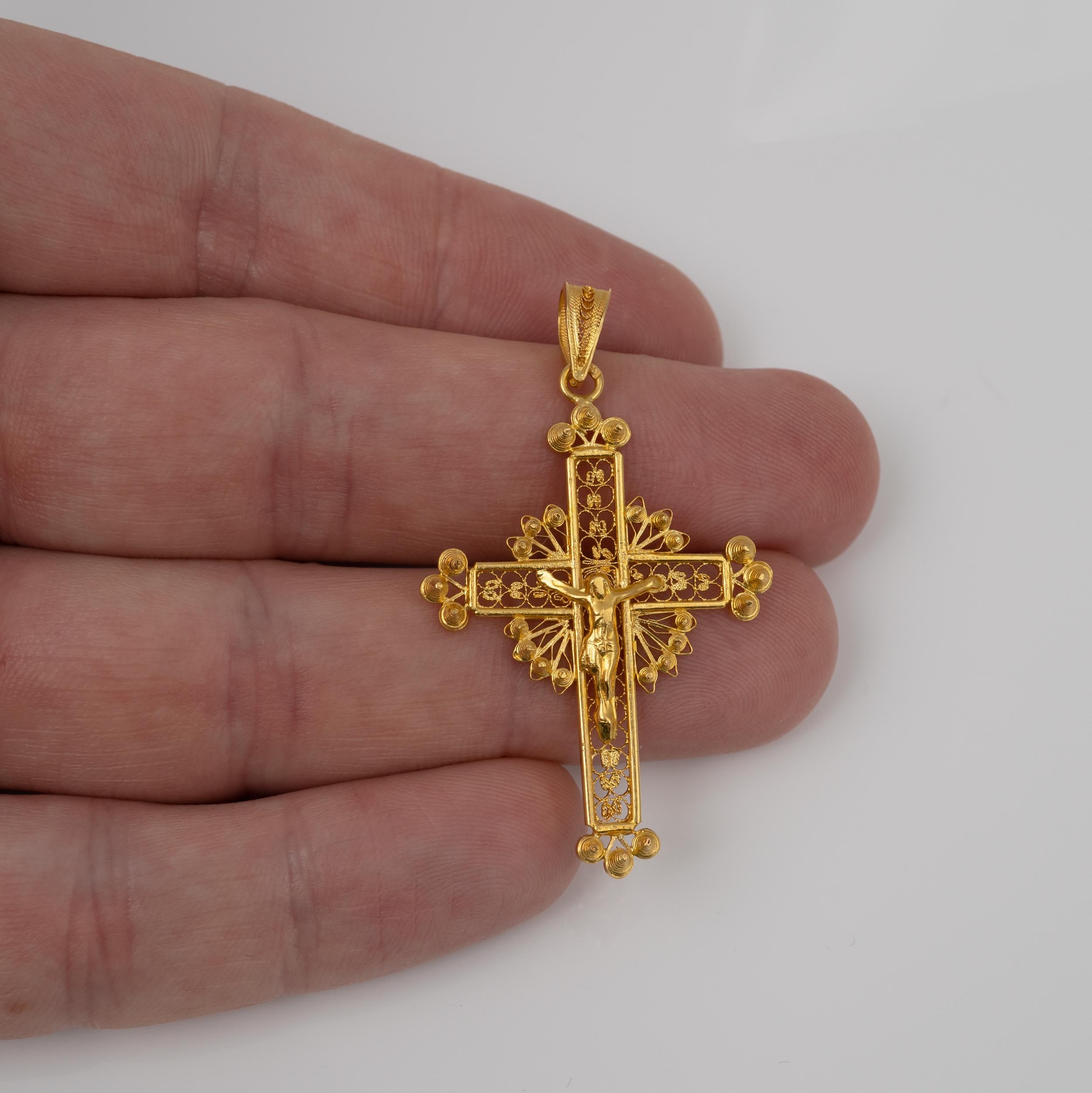 Gold Crucifix Pendant 19.2 Karat Yellow Gold, Portuguese circa 1970s Vintage In Excellent Condition In Preston, Lancashire