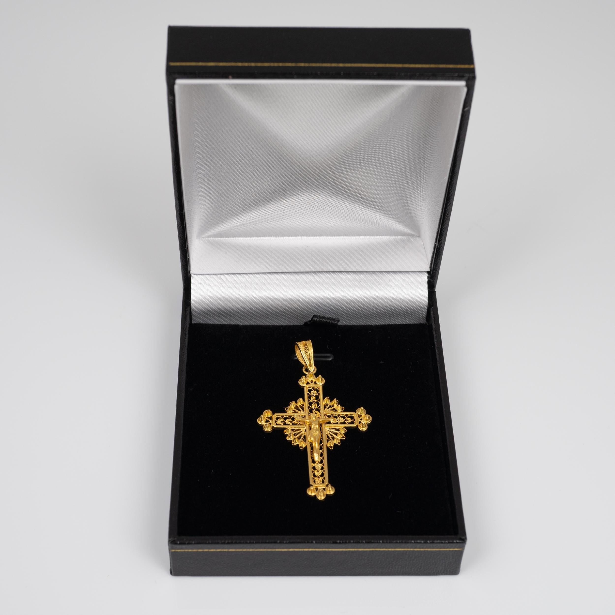 Women's Gold Crucifix Pendant 19.2 Karat Yellow Gold, Portuguese circa 1970s Vintage