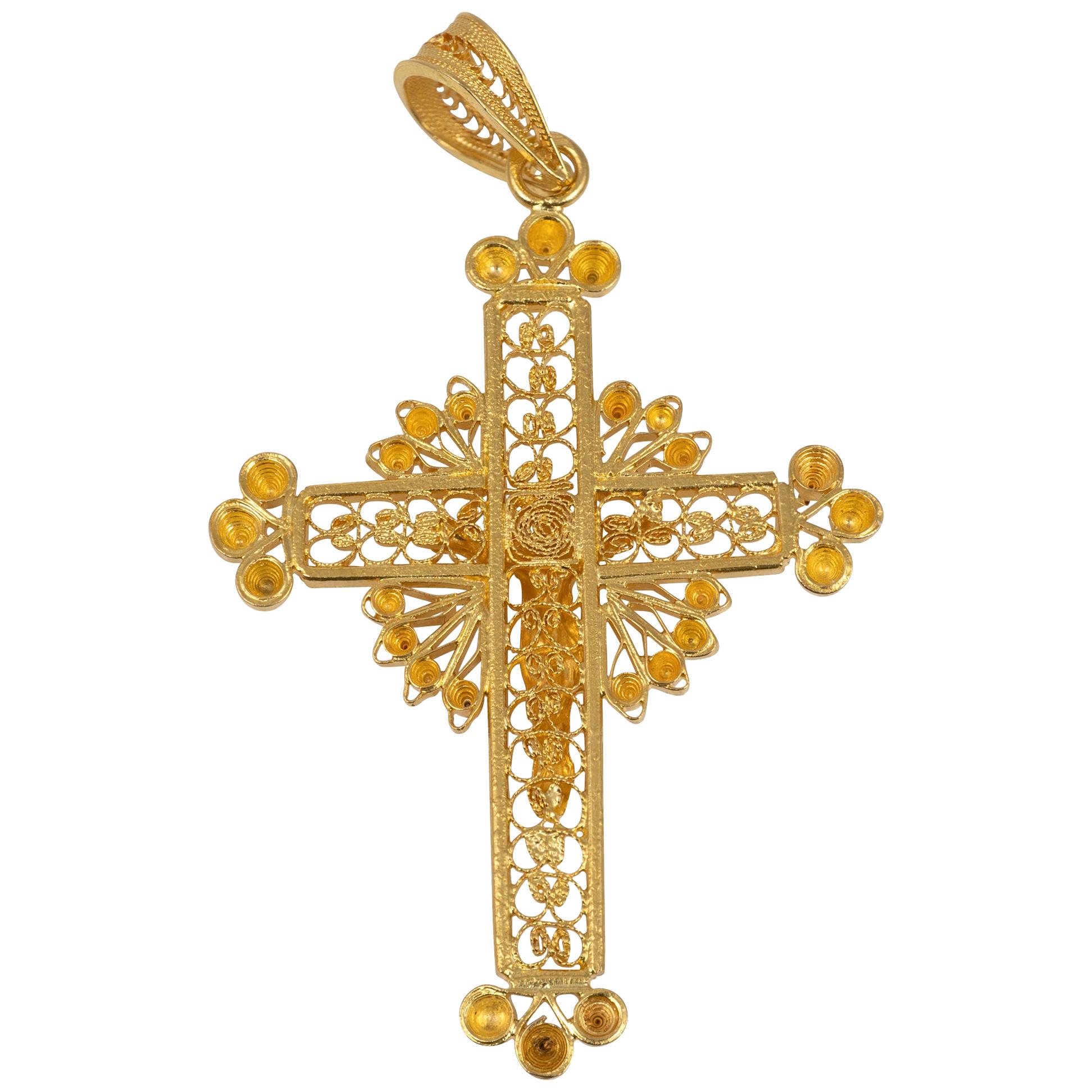 A fabulous Vintage Filigree crucifix pendant 19.2kt yellow gold Portugal circa 1970s.

Presented in splendid condition - like new.

This quintessential gold Crucifix is beautifully handcrafted with intricate fine filigree and Cannetile open work.