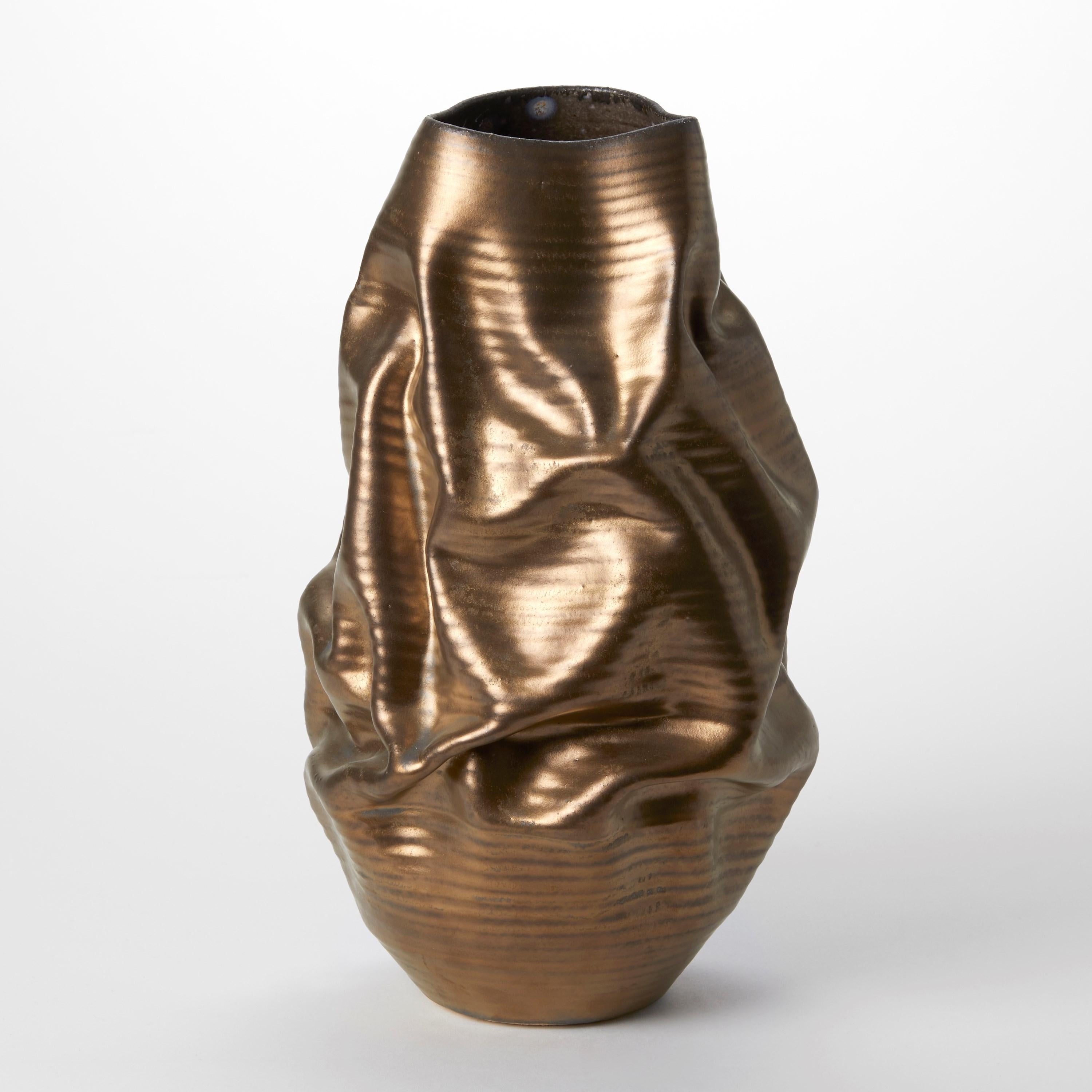 'Gold Crumpled Form No 87' è un recipiente scultoreo unico dell'artista britannico Nicholas Arroyave-Portela.

La pratica professionale della ceramica di Nicholas Arroyave-Portela è iniziata nel 1994. Dopo 20 anni di permanenza a Londra, si è