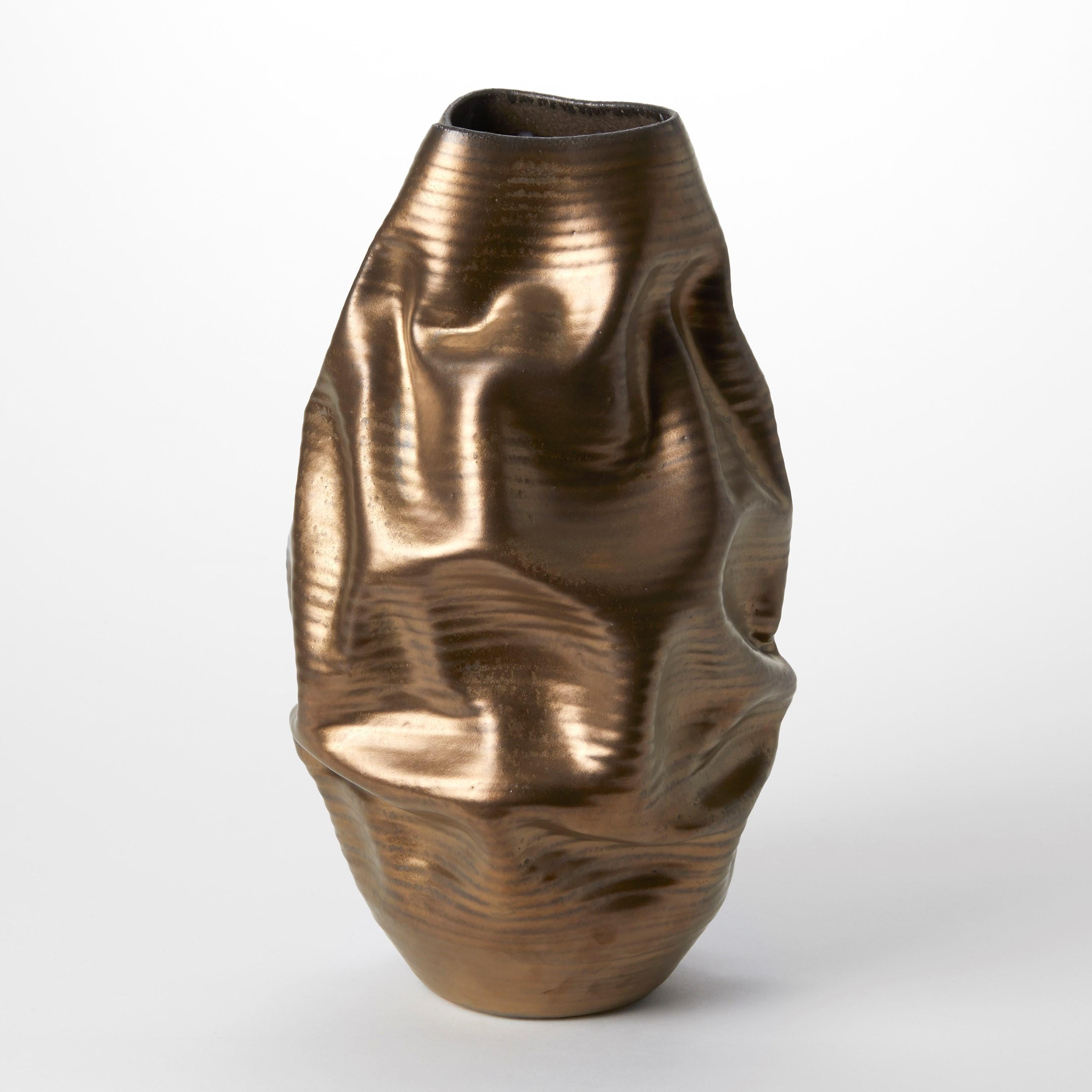 Organico moderno Gold Crumpled Form No 87, scultura astratta sgualcita Nicholas Arroyave-Portela in vendita