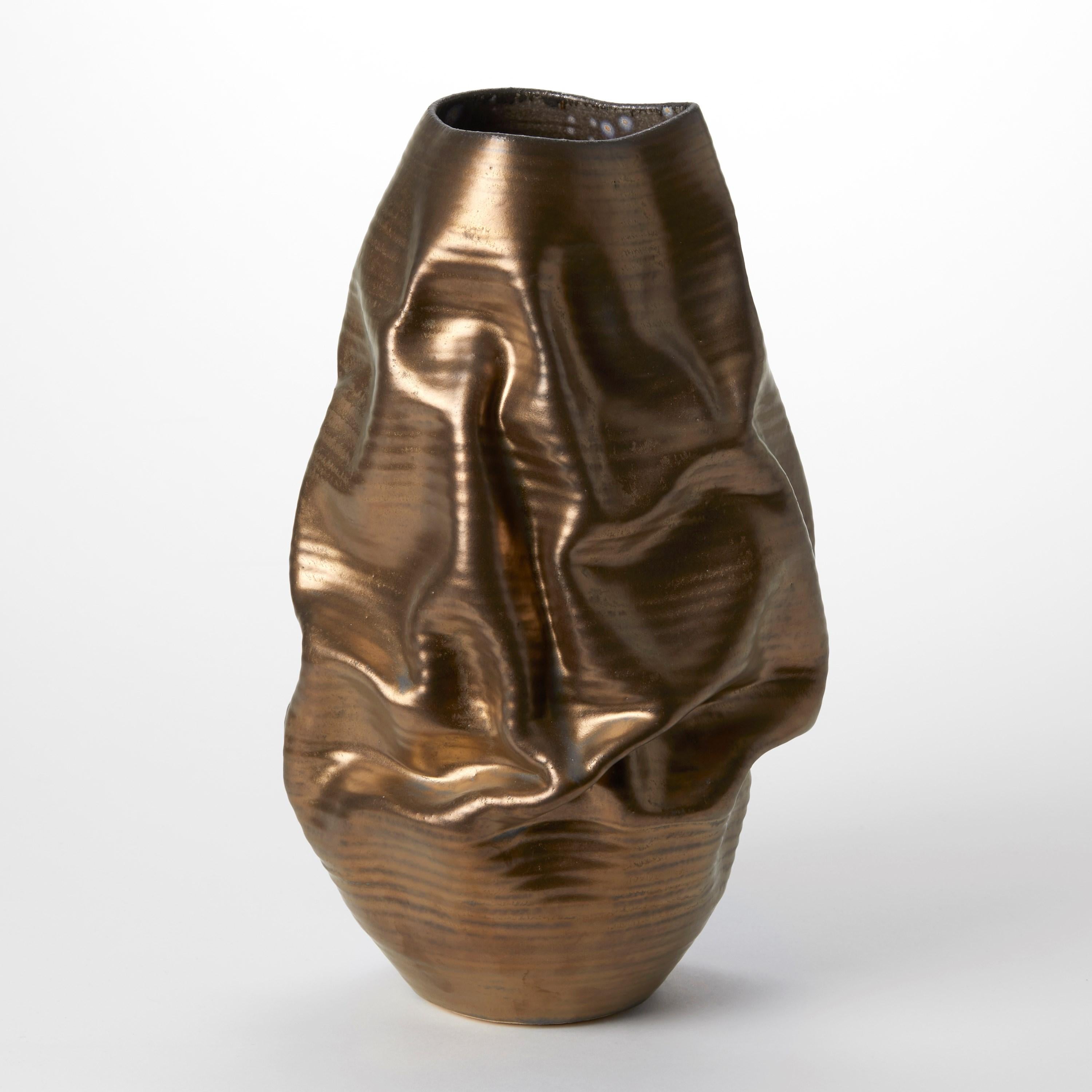 Fatto a mano Gold Crumpled Form No 87, scultura astratta sgualcita Nicholas Arroyave-Portela in vendita