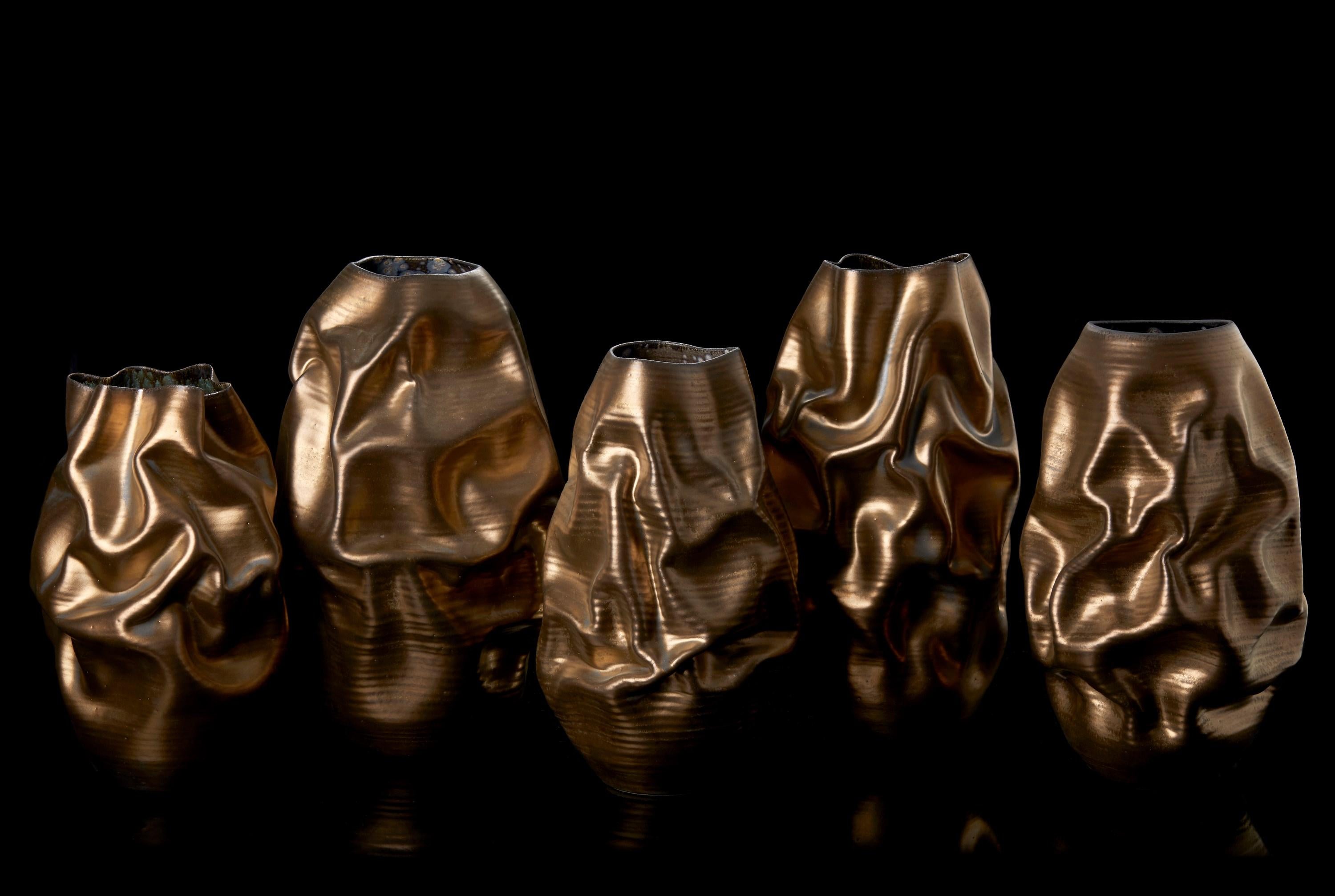 Gold Crumpled Form No 91, vaso in bronzo sgualcito di Nicholas Arroyave-Portela in vendita 2