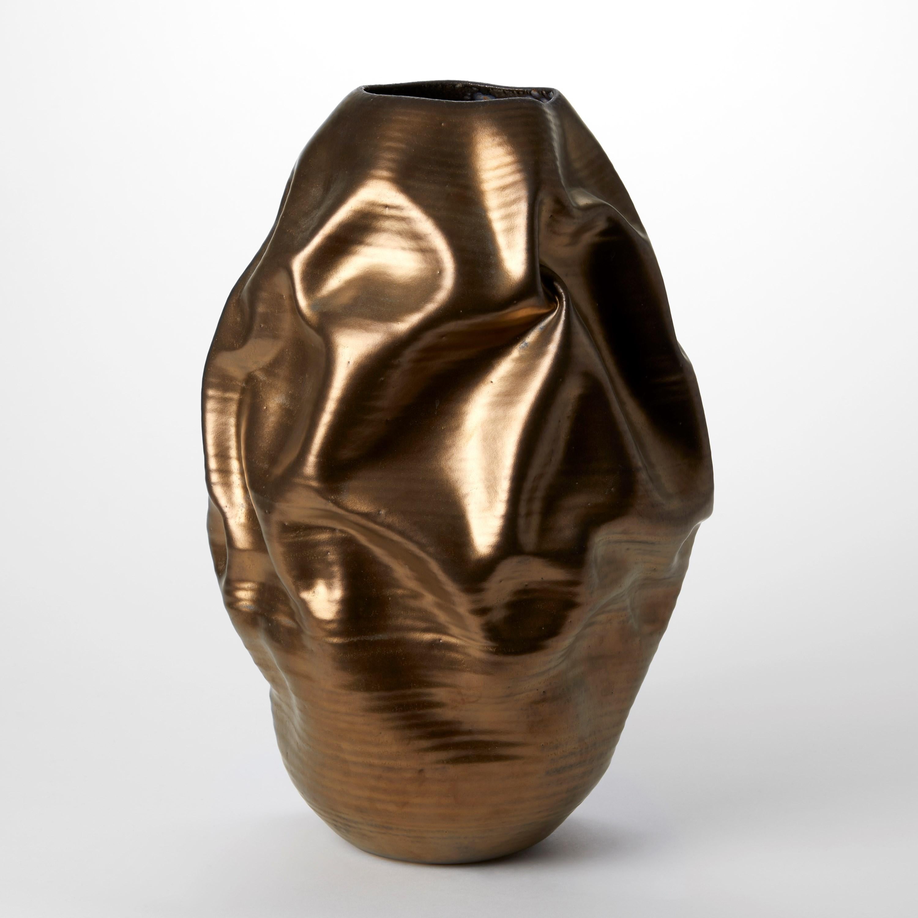 Organico moderno Gold Crumpled Form No 91, vaso in bronzo sgualcito di Nicholas Arroyave-Portela in vendita
