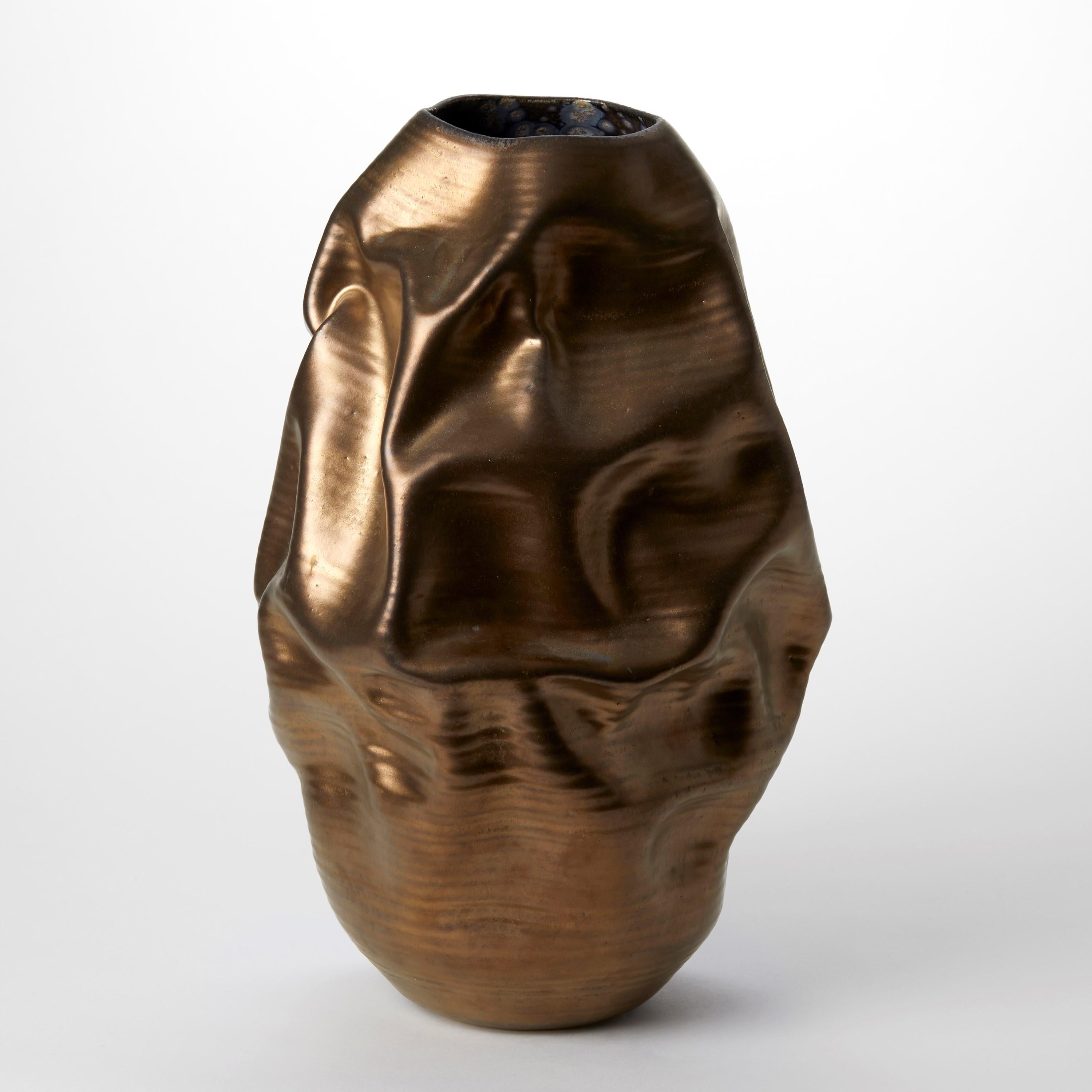 Spagnolo Gold Crumpled Form No 91, vaso in bronzo sgualcito di Nicholas Arroyave-Portela in vendita