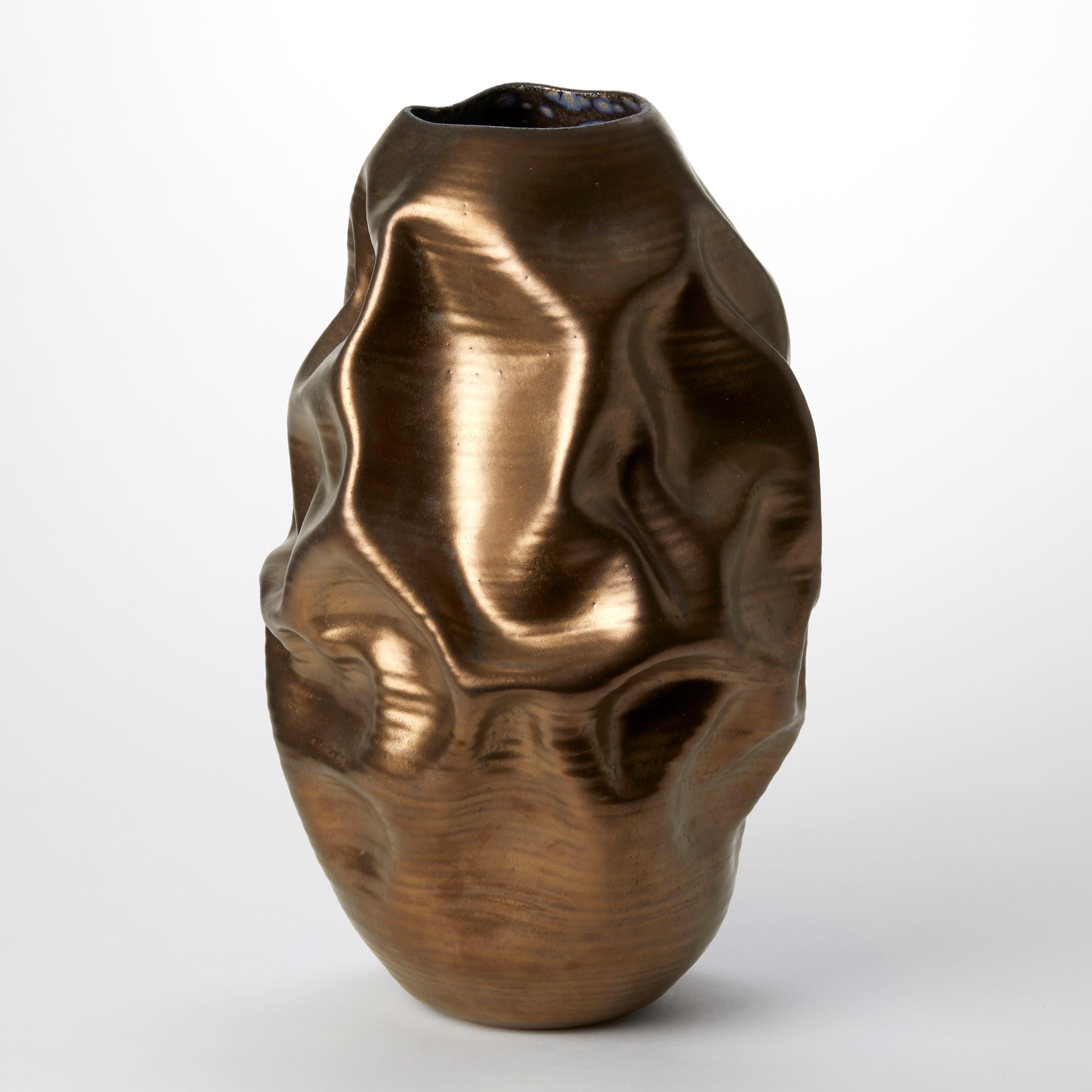 Fatto a mano Gold Crumpled Form No 91, vaso in bronzo sgualcito di Nicholas Arroyave-Portela in vendita
