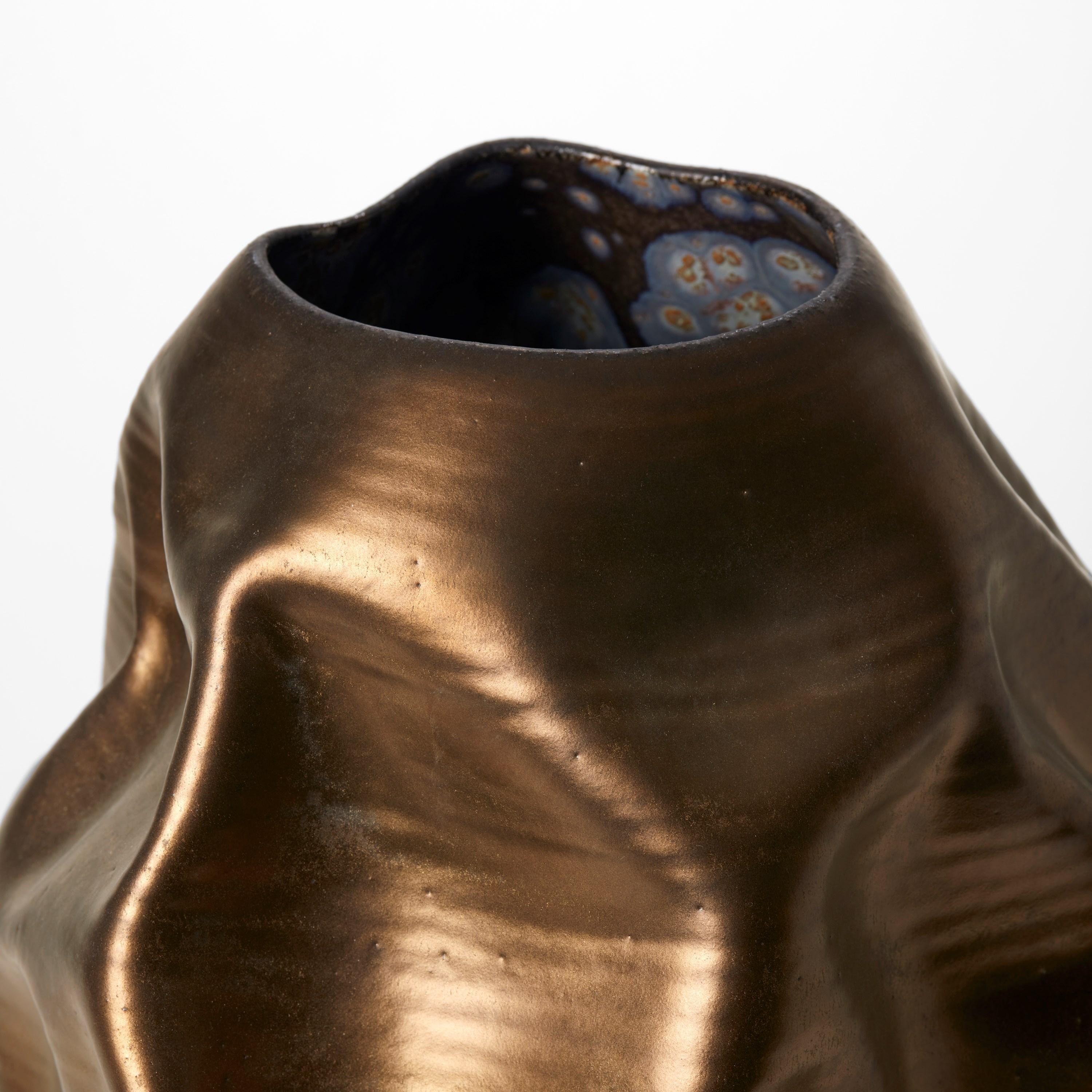 Gold Crumpled Form No 91, vaso in bronzo sgualcito di Nicholas Arroyave-Portela In condizioni Nuovo in vendita a London, GB