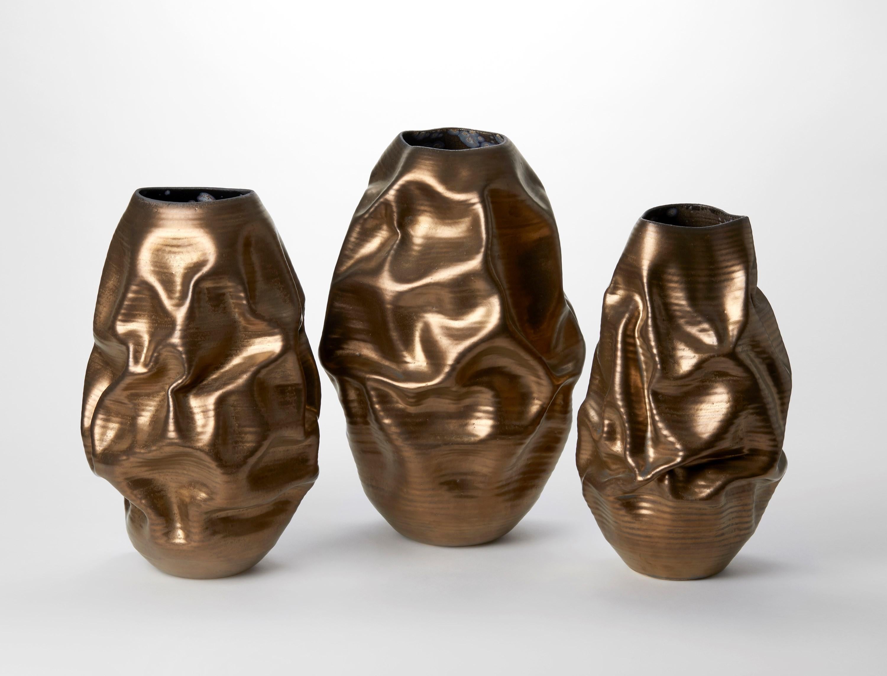Ceramica Gold Crumpled Form No 91, vaso in bronzo sgualcito di Nicholas Arroyave-Portela in vendita