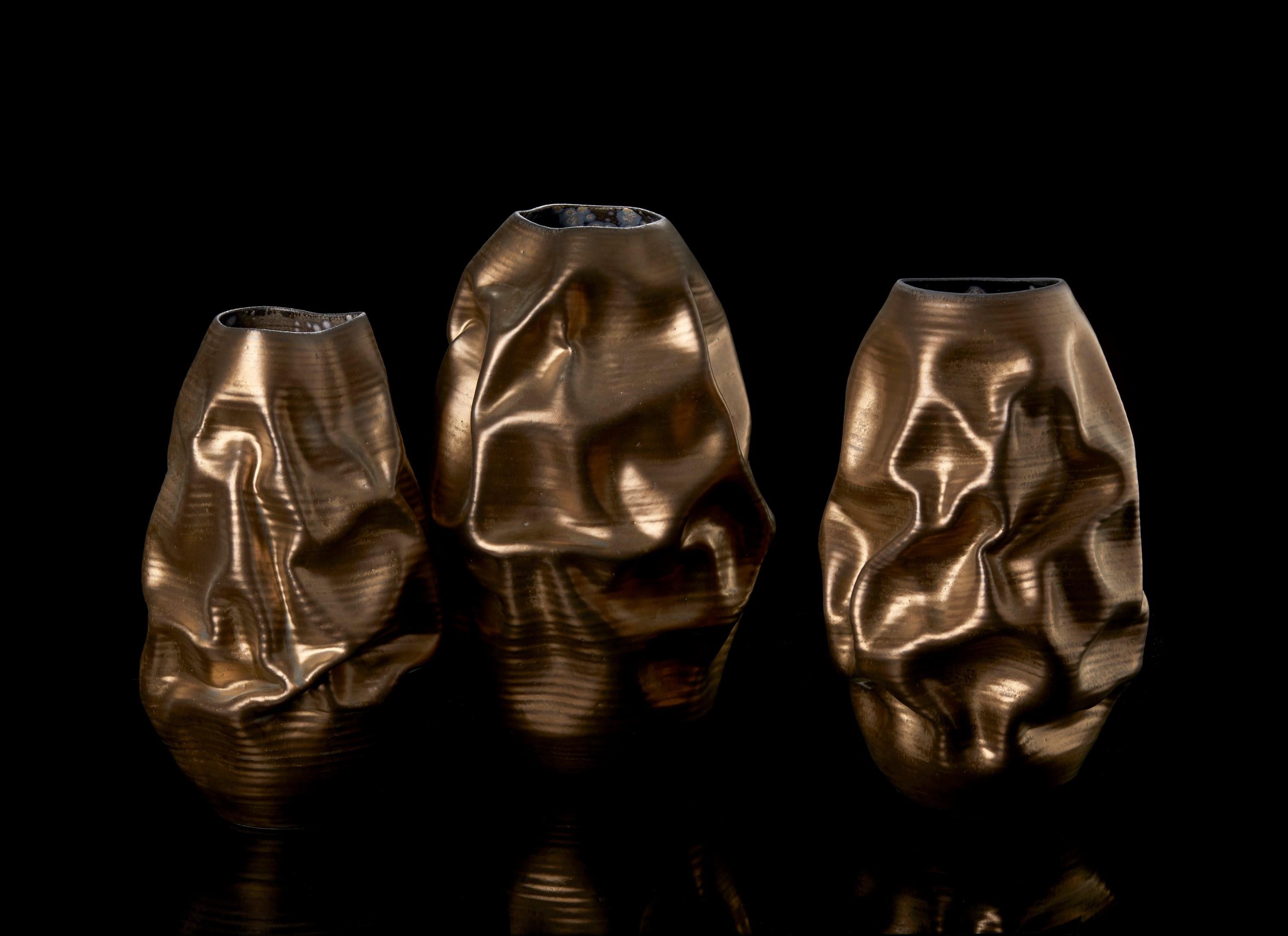 Gold Crumpled Form No 91, vaso in bronzo sgualcito di Nicholas Arroyave-Portela in vendita 1