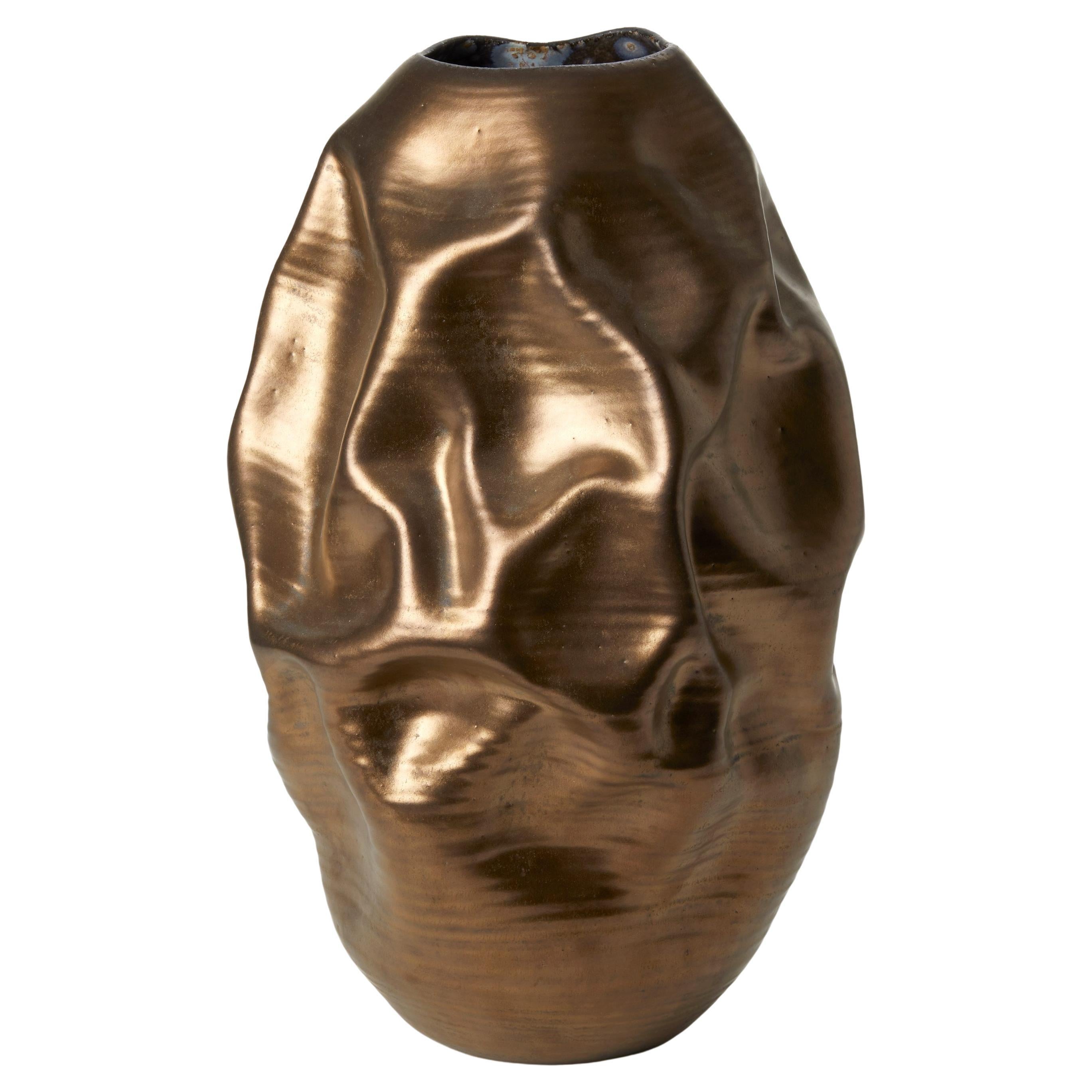 Gold Crumpled Form No 91, vaso in bronzo sgualcito di Nicholas Arroyave-Portela