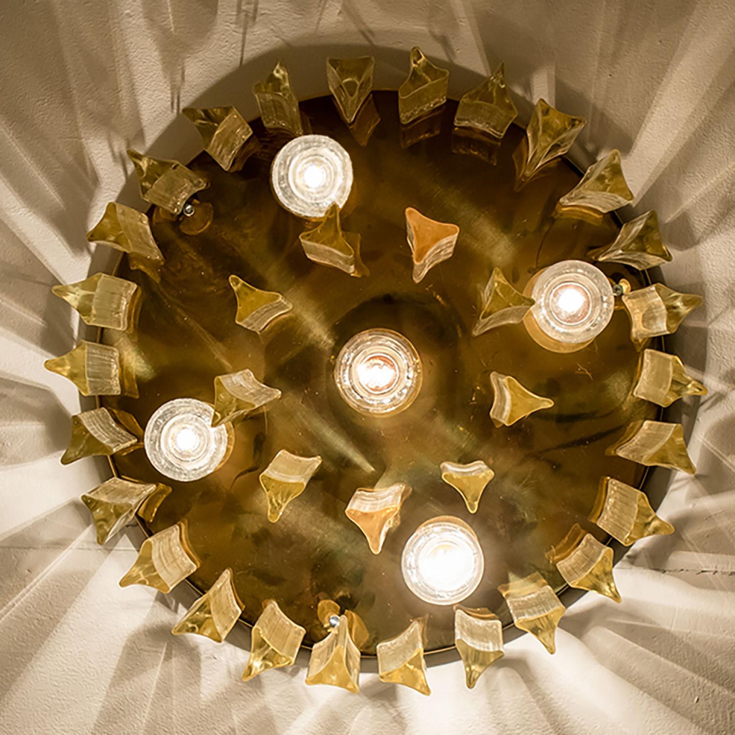High quality midcentury brass and clear crystal glass flush mount by Ernst Palme, Germany, 1970s.
The flush has a brass ceiling plate, to which crystal triedro glass elements are attached.

Dimensions:
Height: 11.81