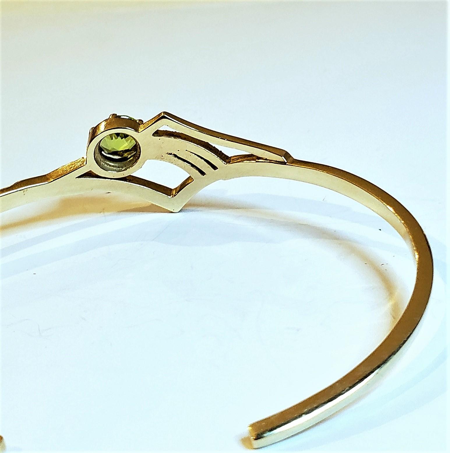 Contemporain Bracelet manchette en or avec péridots, tsavorites et diamants en forme d'étoile de chasse en vente