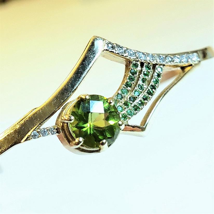 Gold Cuff Bracelet with Peridot, Tsavorite and Diamond in Shooting Star Design In New Condition For Sale In Carlisle, MA
