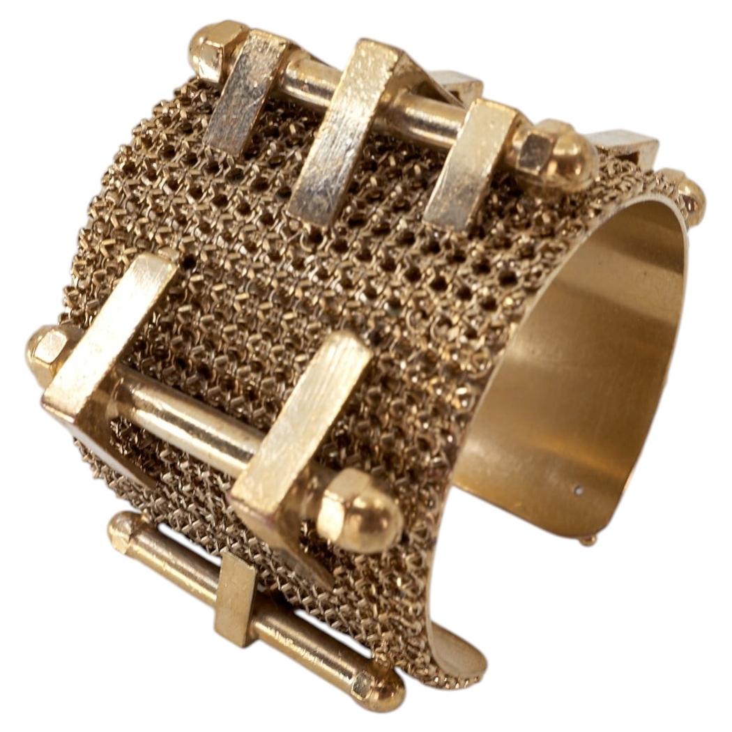 Bracciale scultoreo con polsino dorato, maglia brutalista, borchie, stile vintage