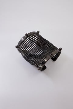 Skulpturales Armband mit Manschetten-Design aus Netzgewebe, Nieten, Ruthenium, Palladium, Vintage-Stil