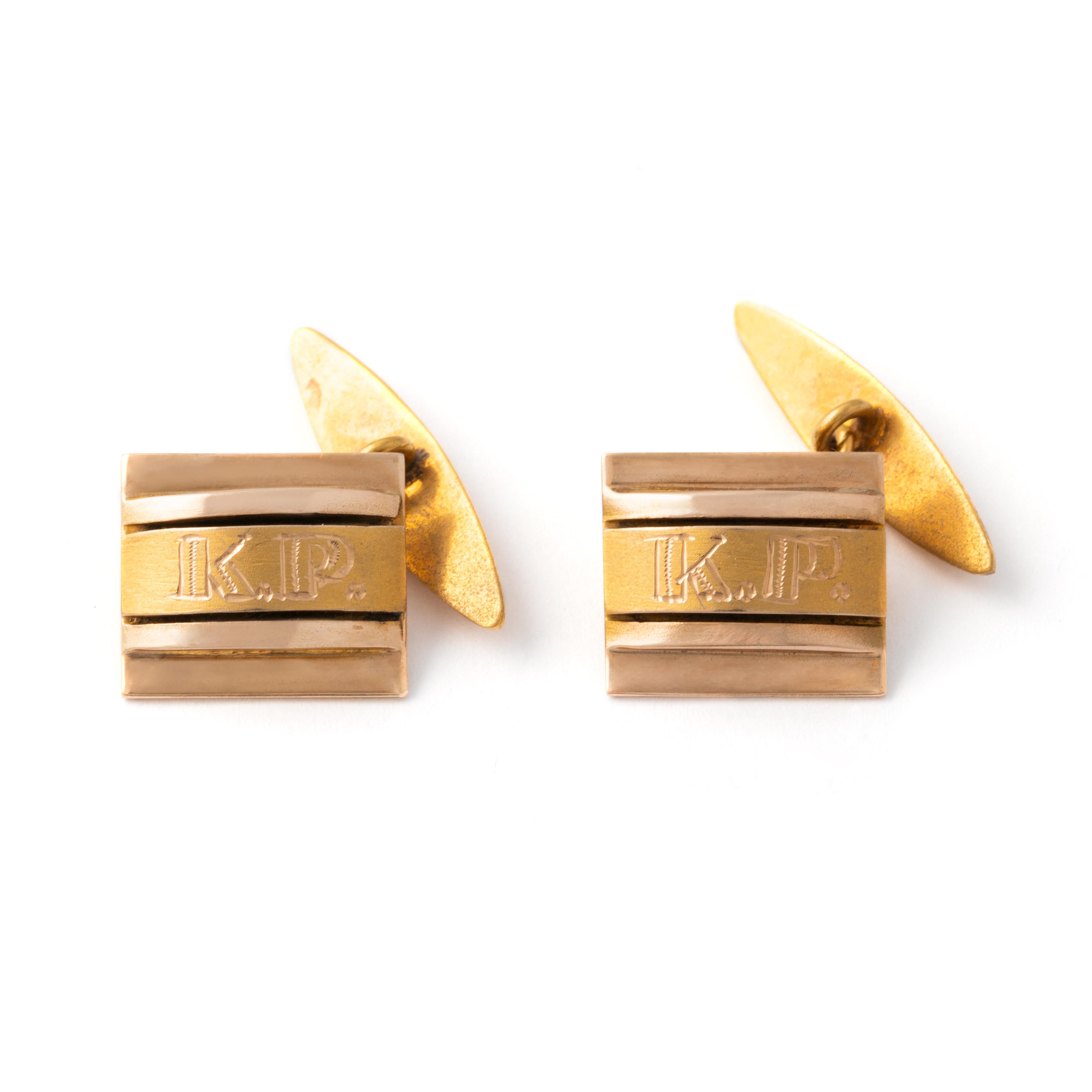 Gold 14K Cufflinks.
Engraving of the initials K.P.

Dimensions: 1.30 centimeters x 1.10 centimeters.
Chain length: approx. 1.70 centimeters.

Total weight: 8.29 grams
