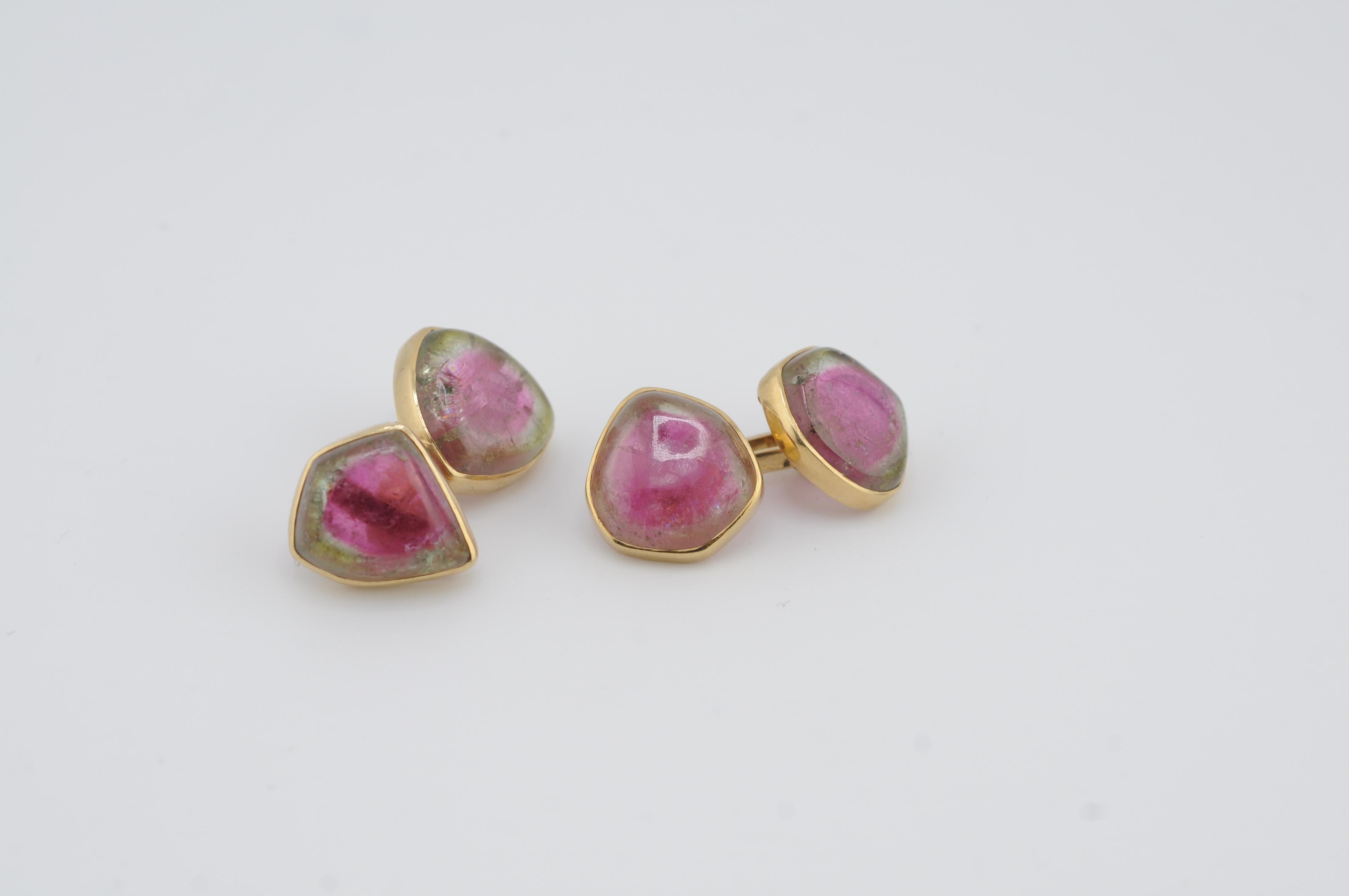 Extraordinaire paire de boutons de manchette en or jaune massif 14 carats, sertis de cristaux de tourmaline bicolore bruts dans des tons rose et vert vifs - souvent appelée 
