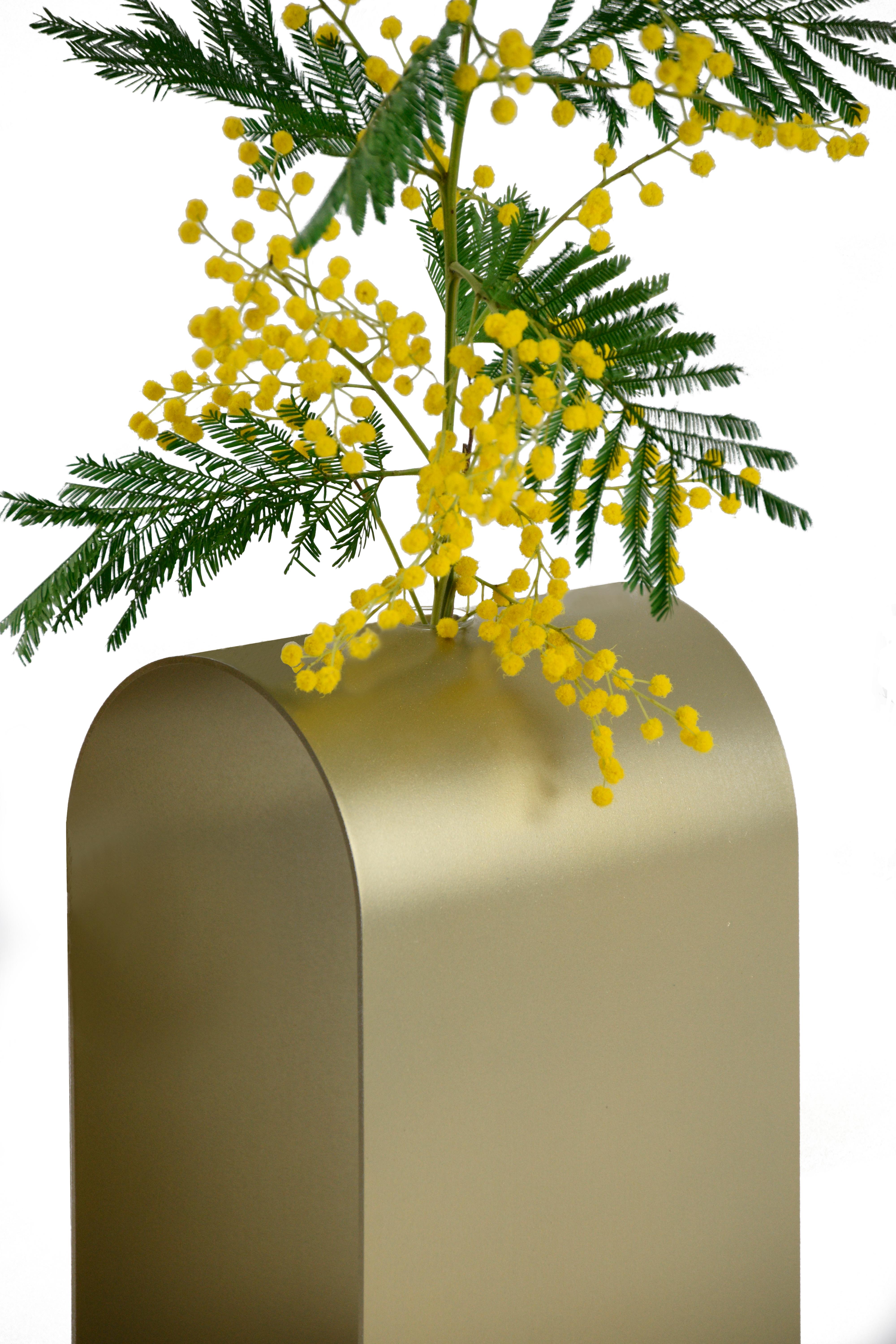 Postmoderno Vaso Gold Dahlia di WM Metal Design in vendita